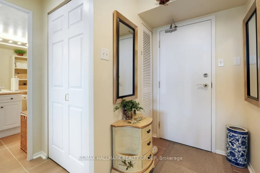 545 St Laurent Boulevard, #1006