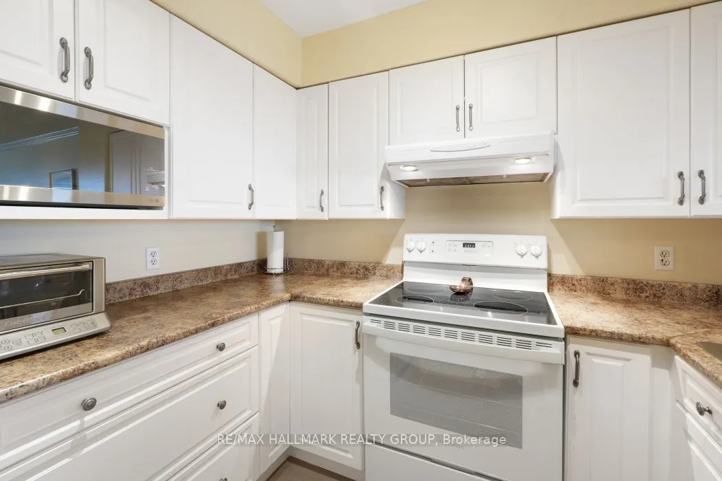 545 St Laurent Boulevard, #1006