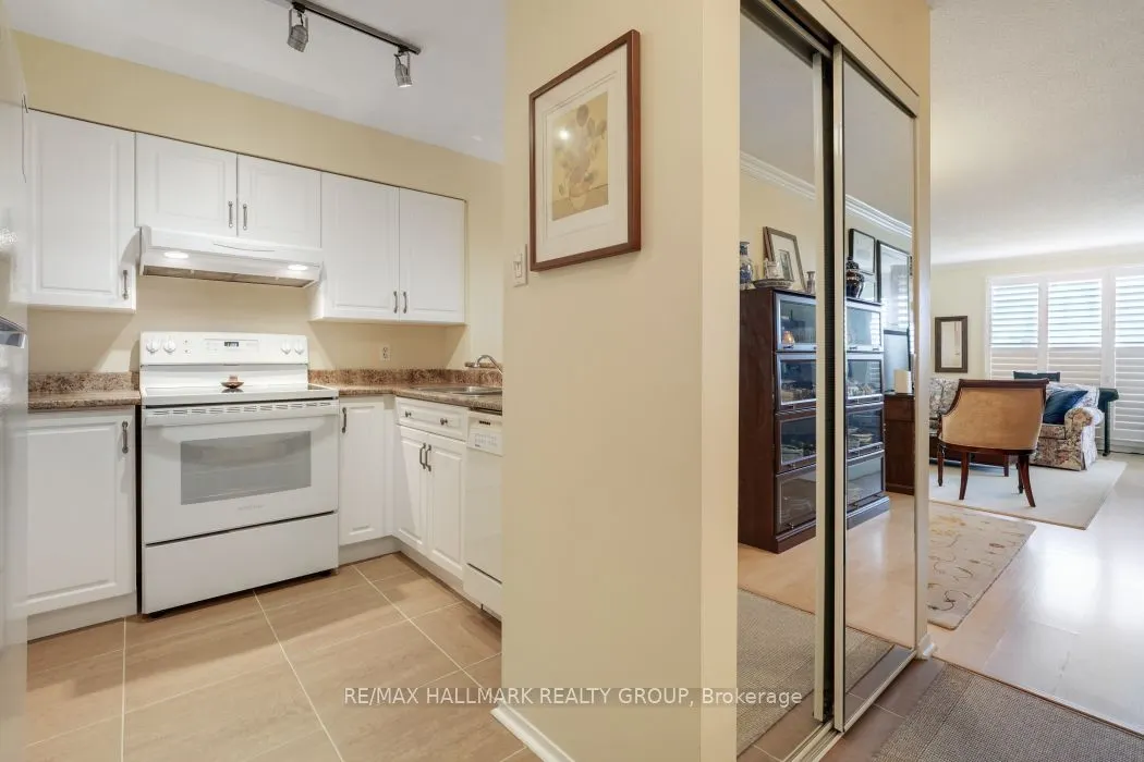 545 St Laurent Boulevard, #1006