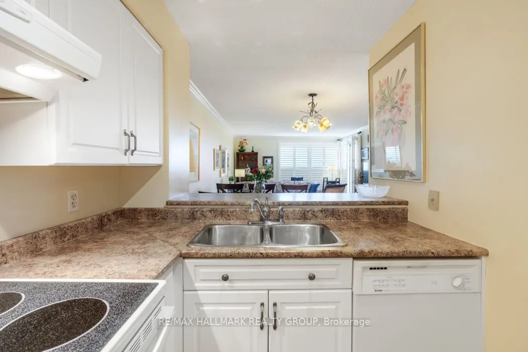 545 St Laurent Boulevard, #1006