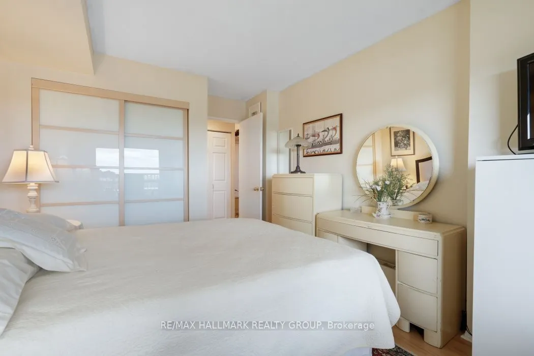 545 St Laurent Boulevard, #1006