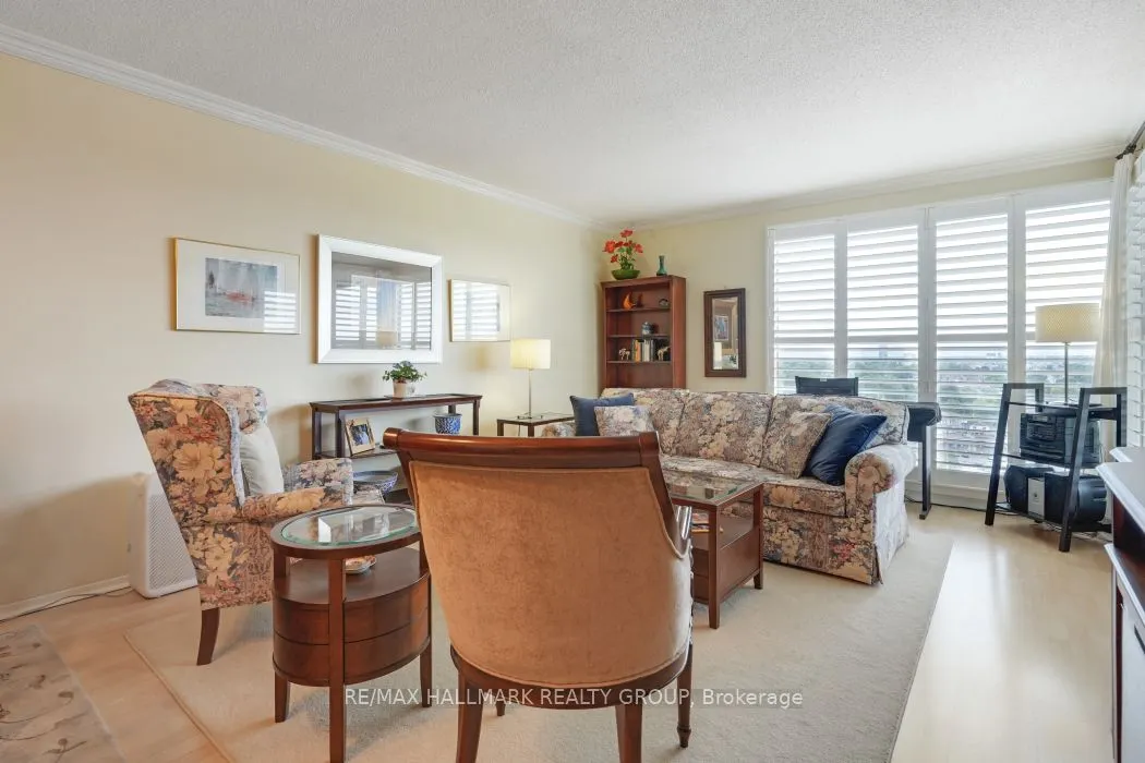 545 St Laurent Boulevard, #1006