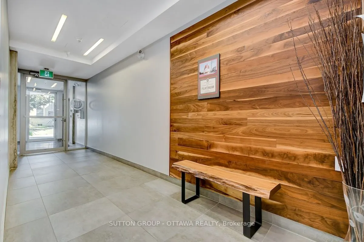 1000 Wellington Street W