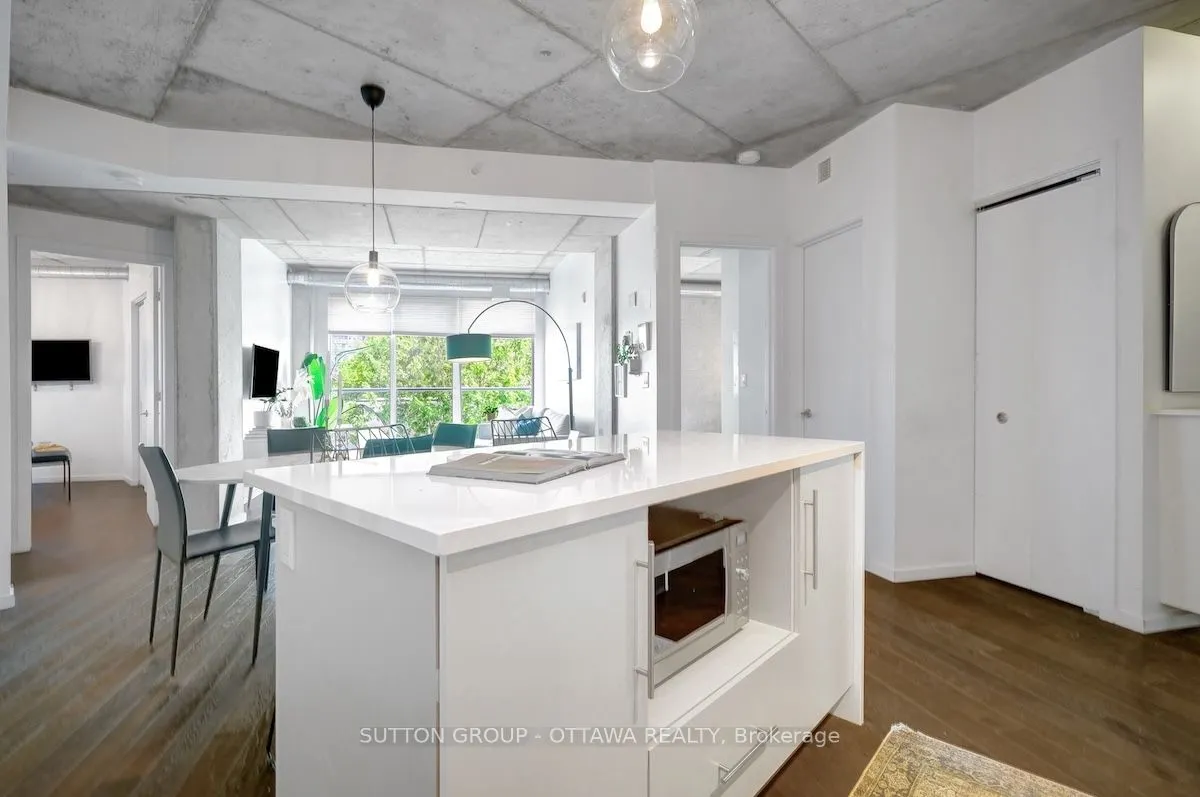 1000 Wellington Street W