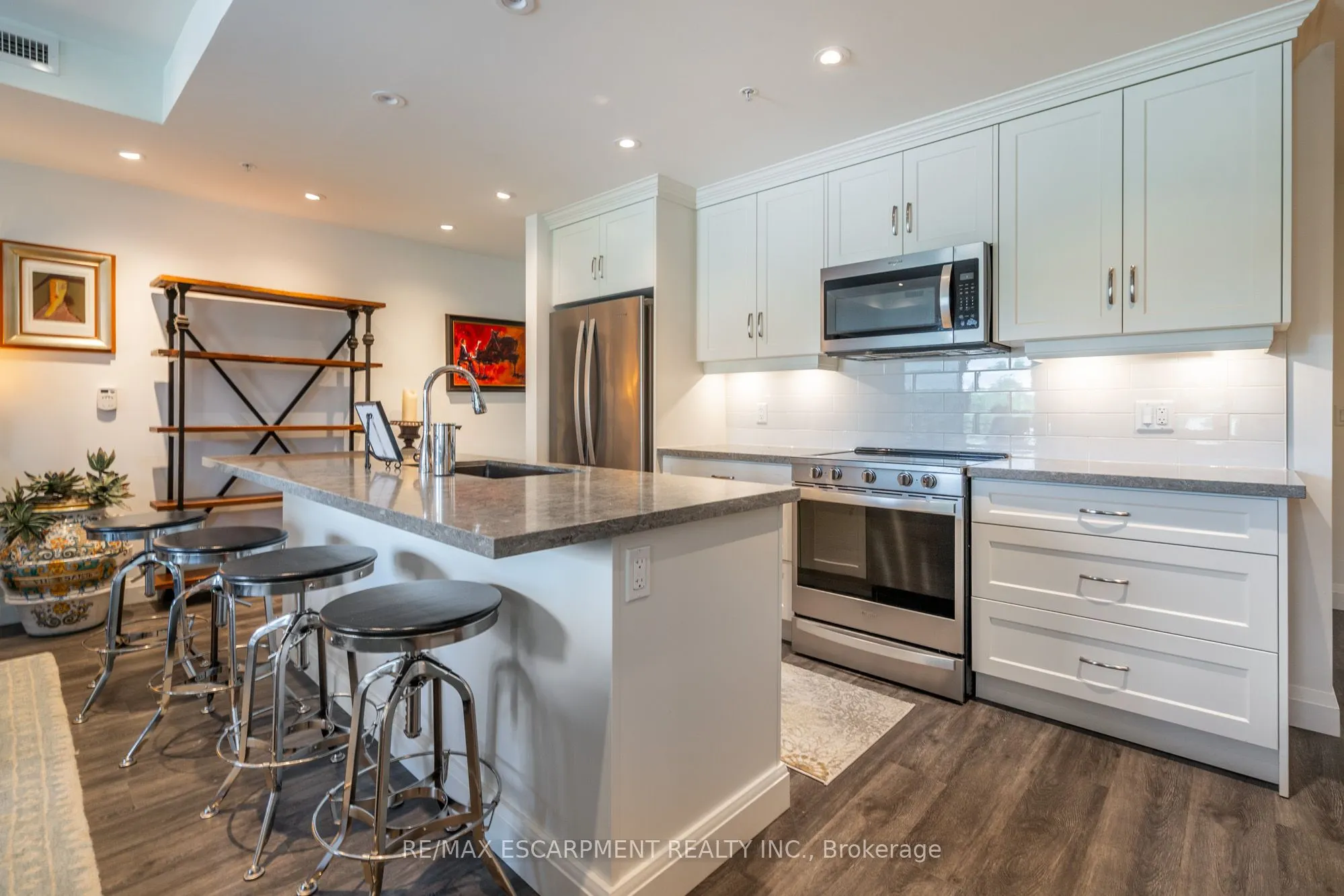 30 Hamilton Street S, #213