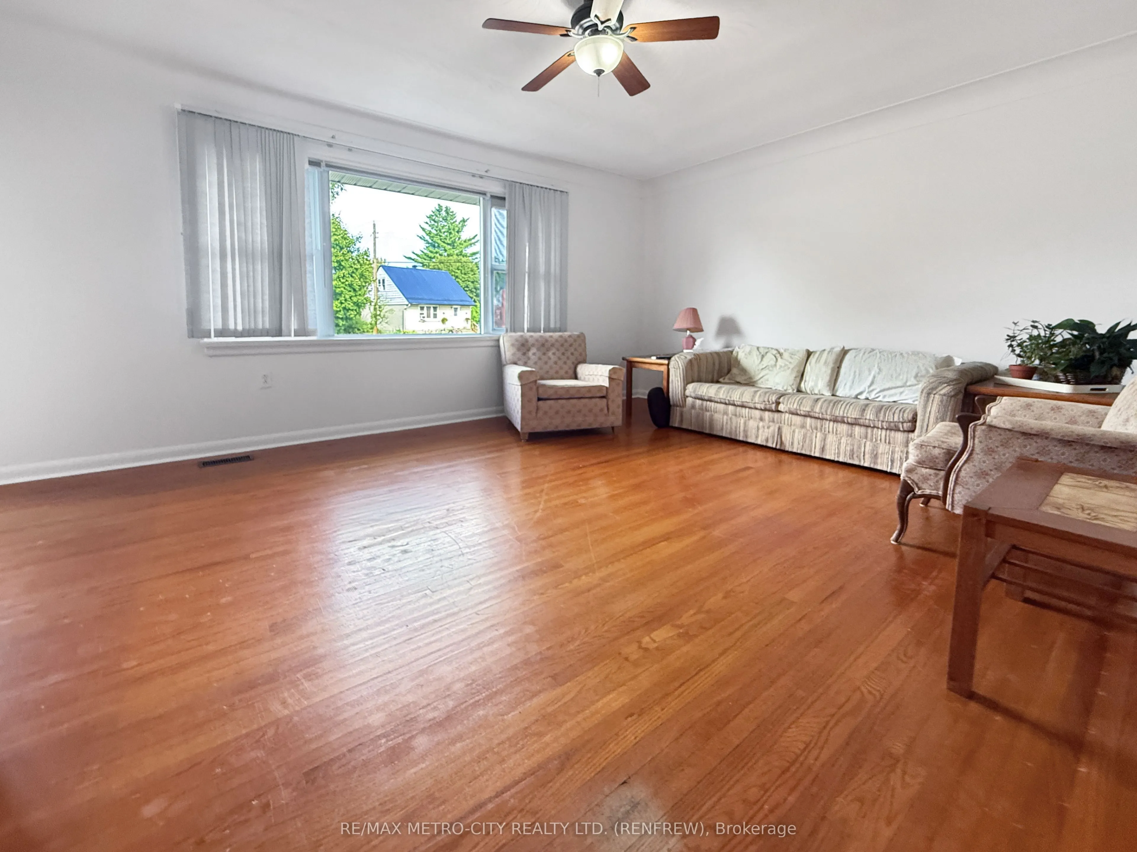 38 Francis Street S
