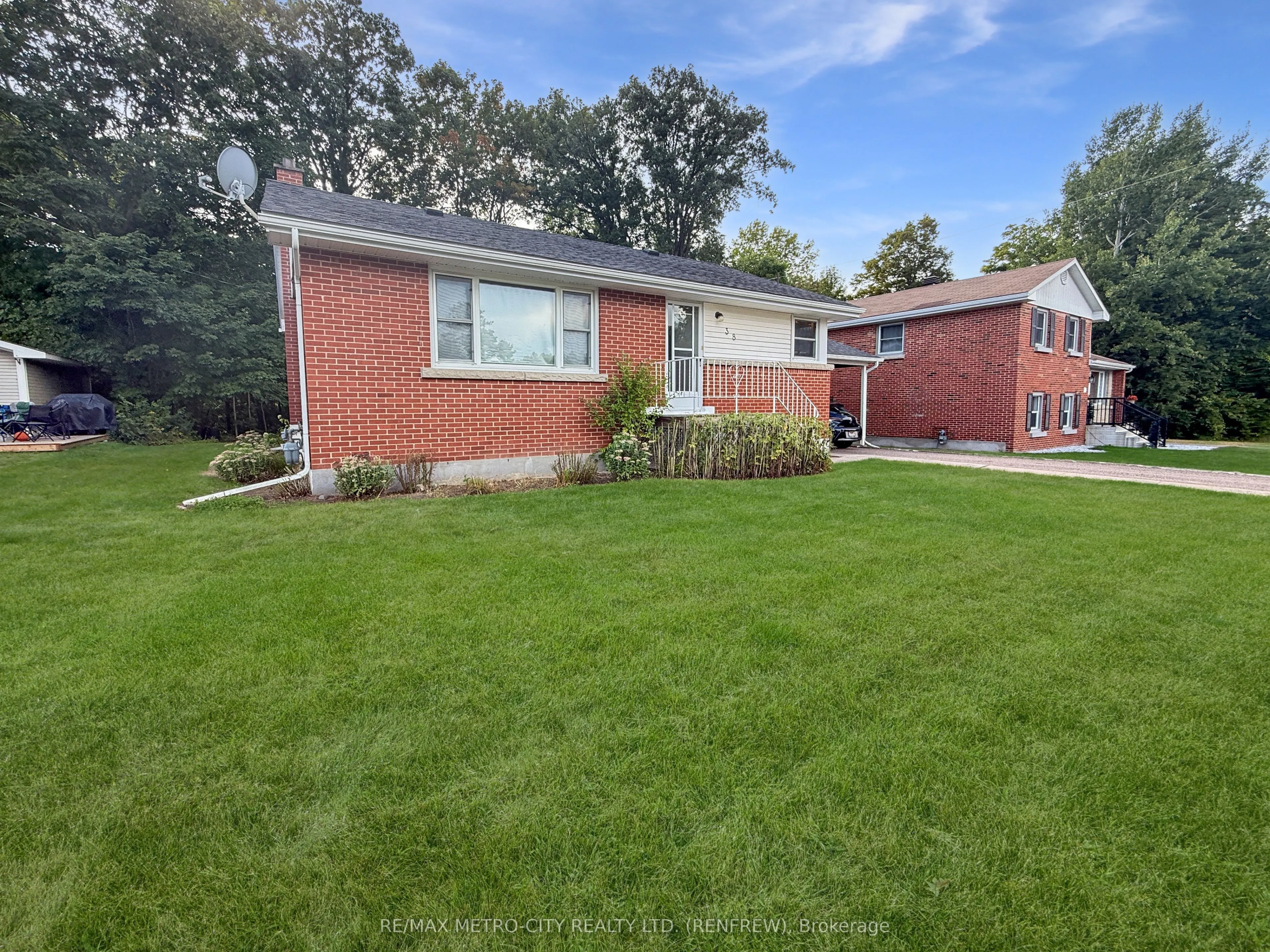 38 Francis Street S