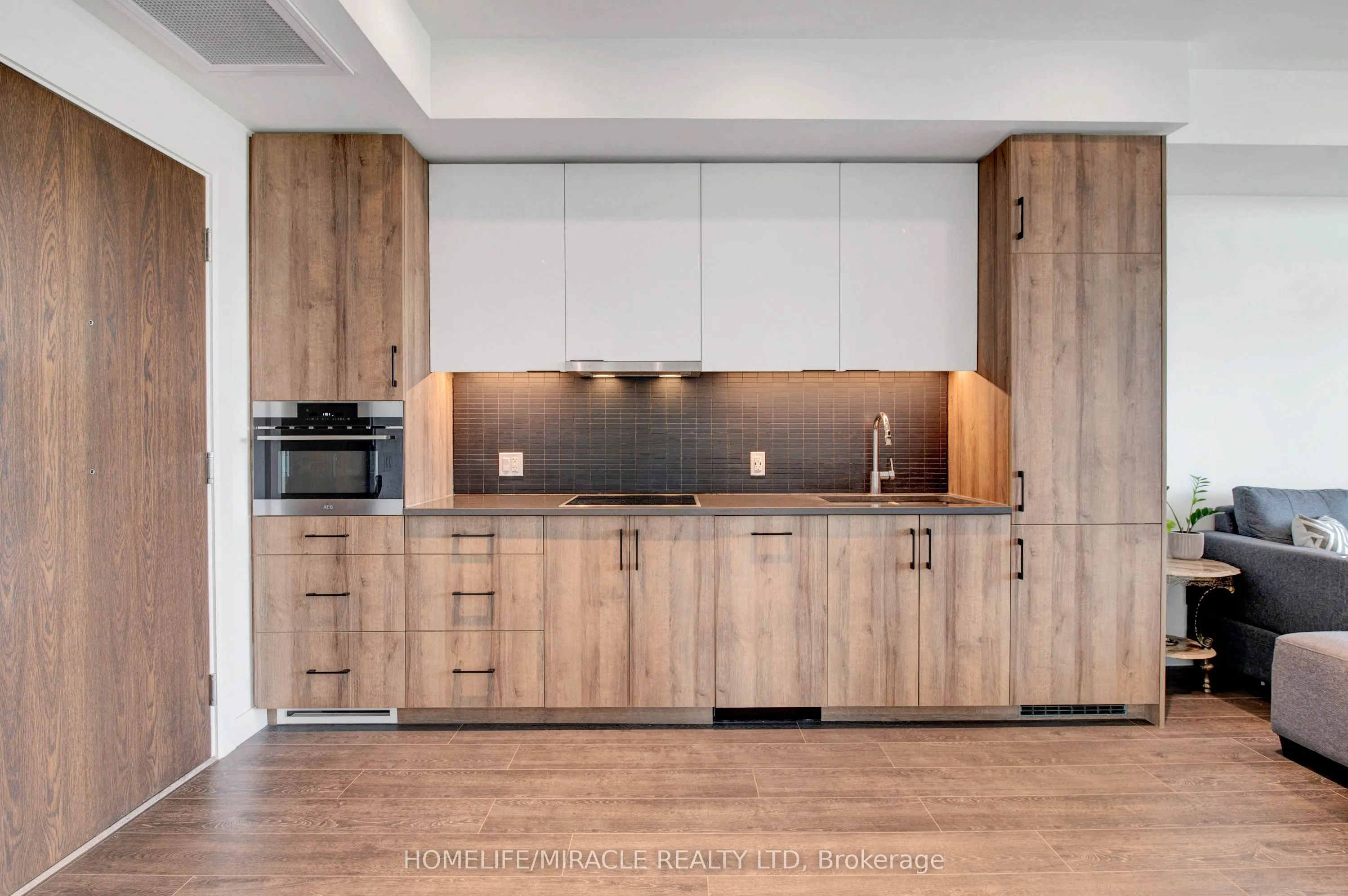 741 King Street W, #401