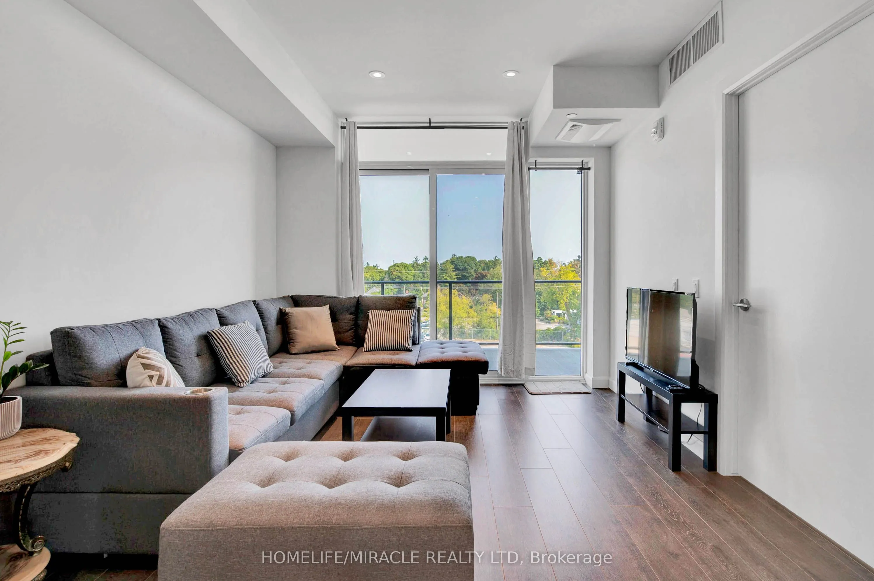 741 King Street W, #401