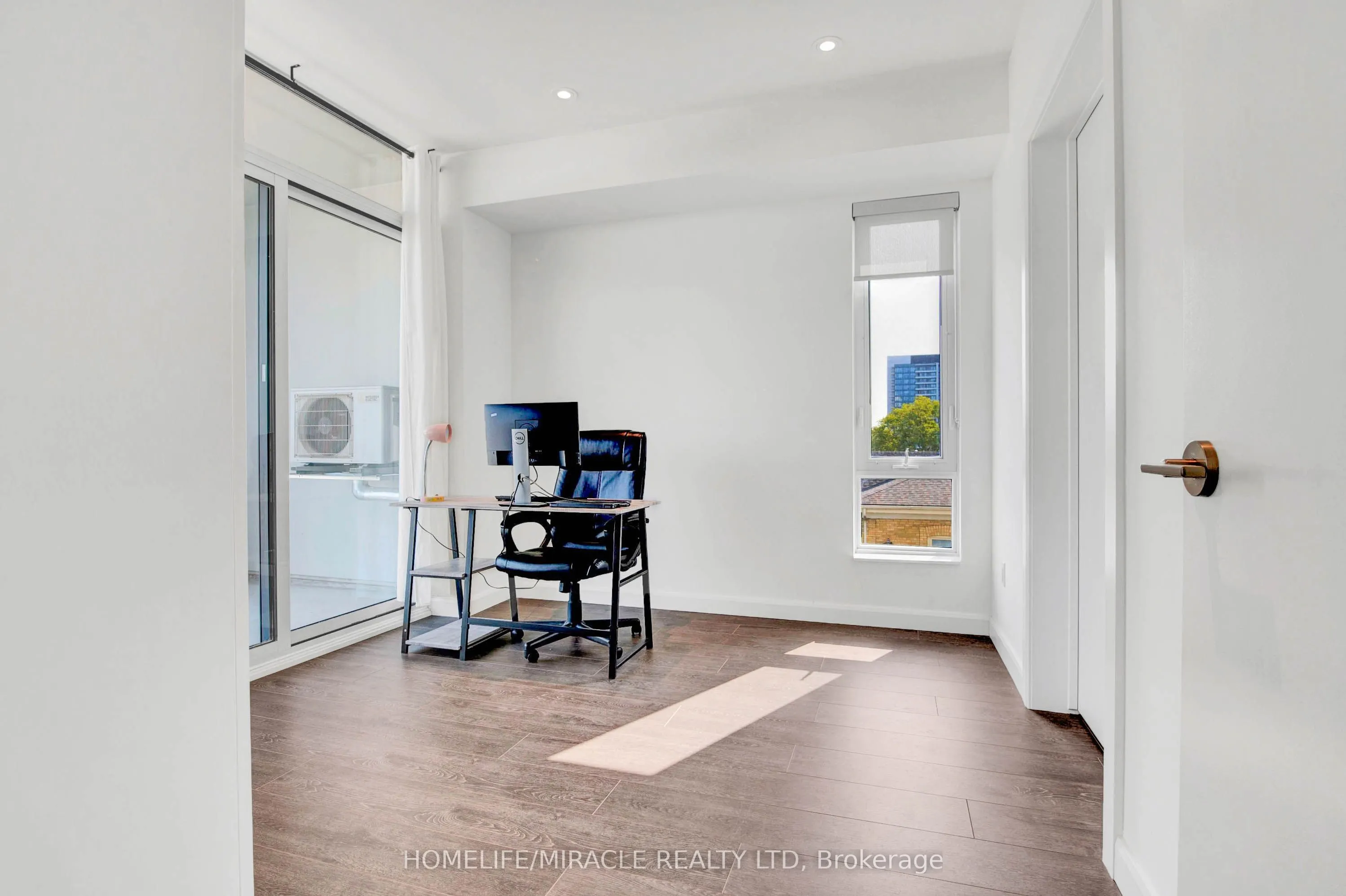741 King Street W, #401