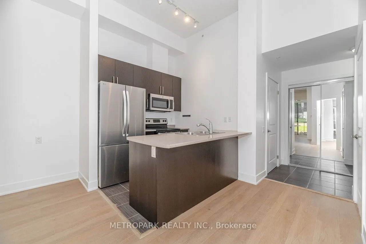 85 Robinson Street, #102