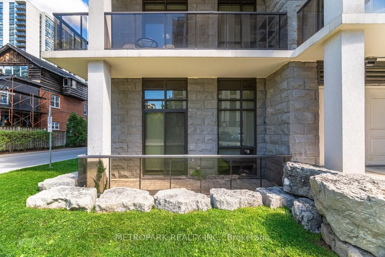 85 Robinson Street, #102
