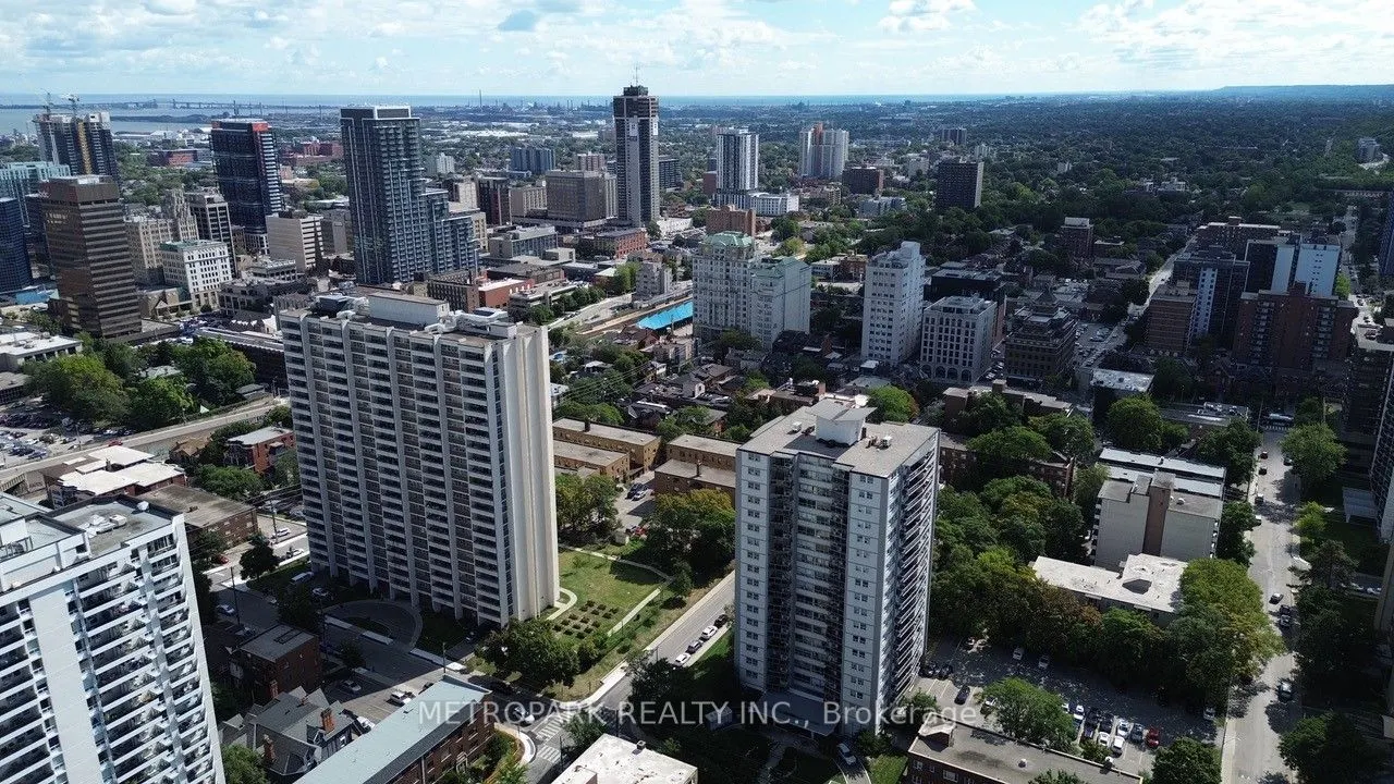 85 Robinson Street, #102