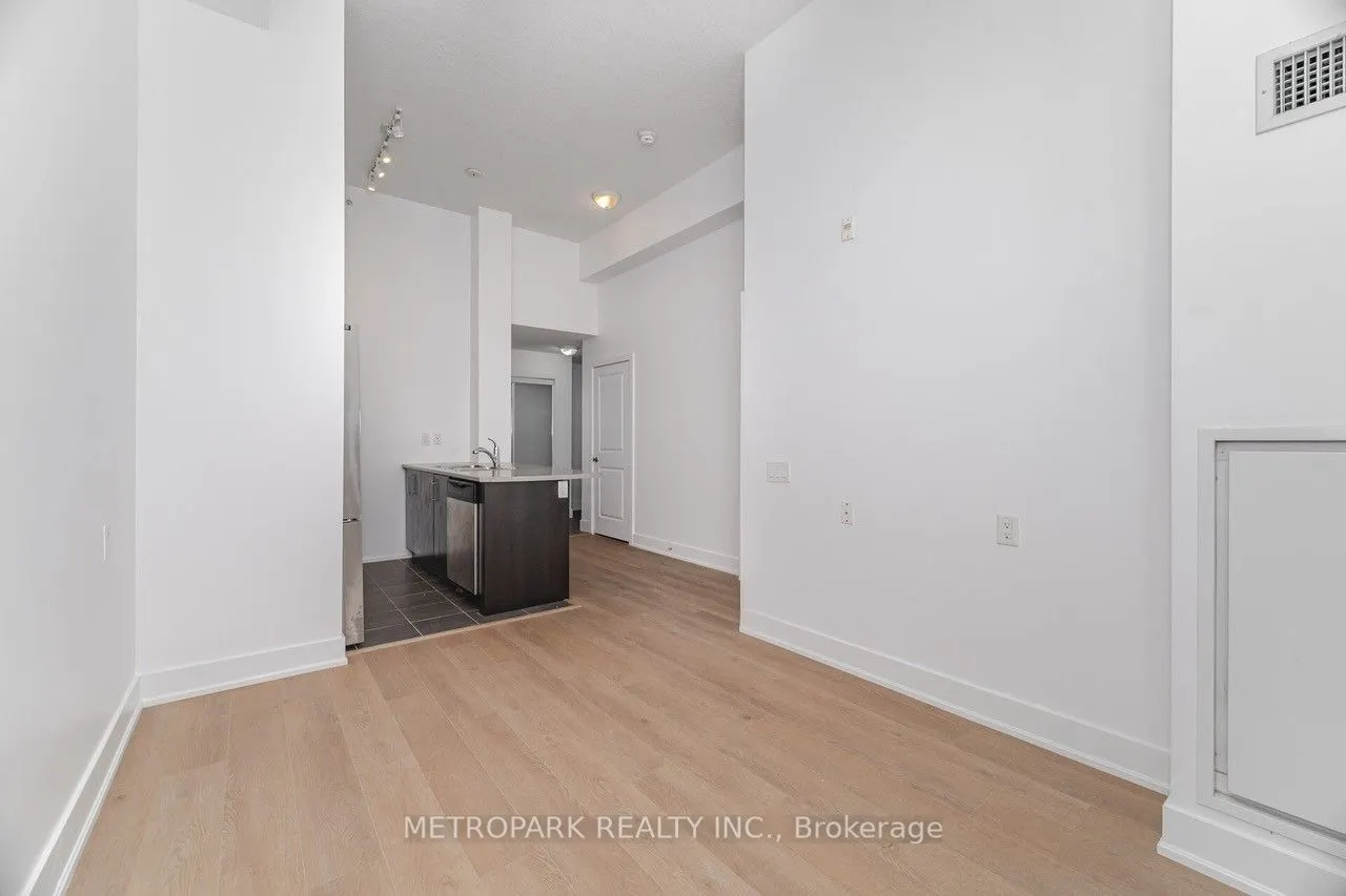 85 Robinson Street, #102