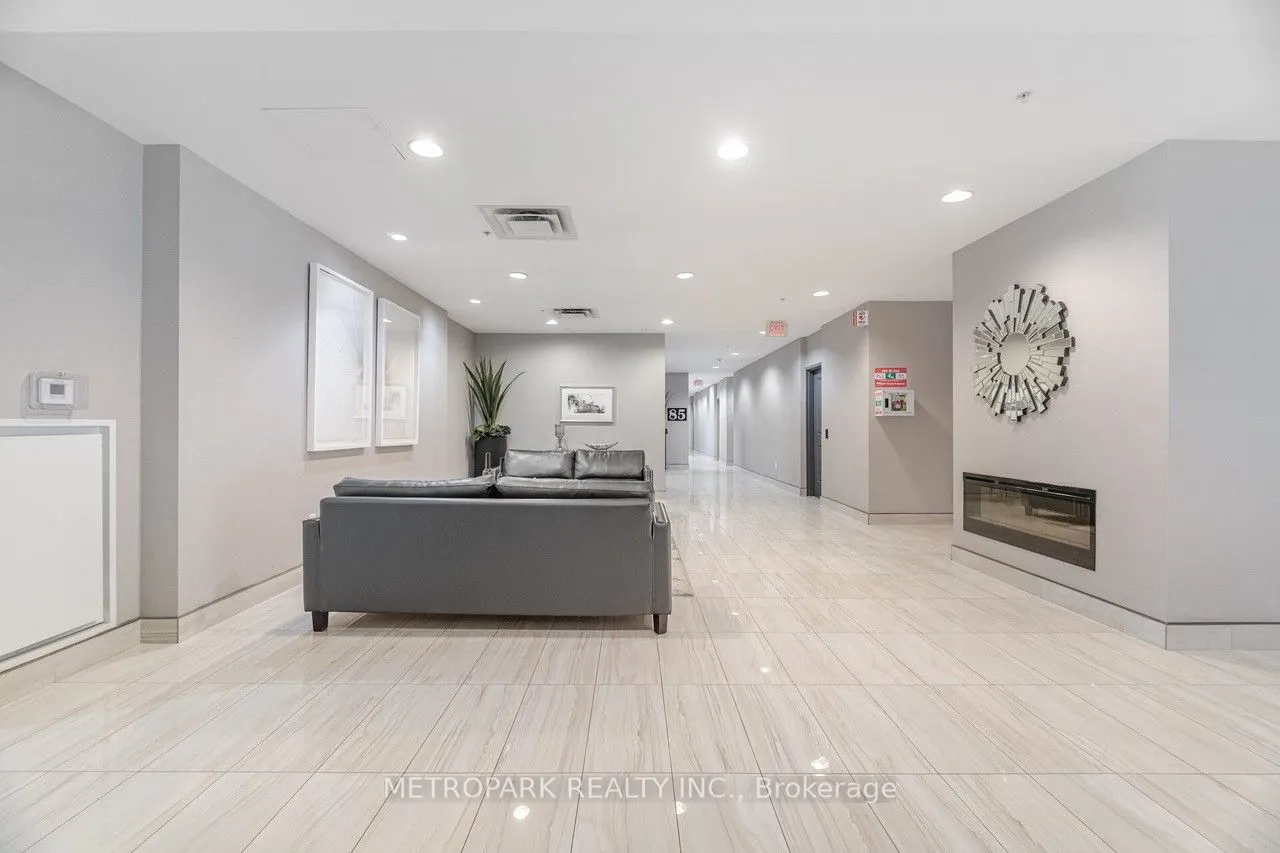 85 Robinson Street, #102