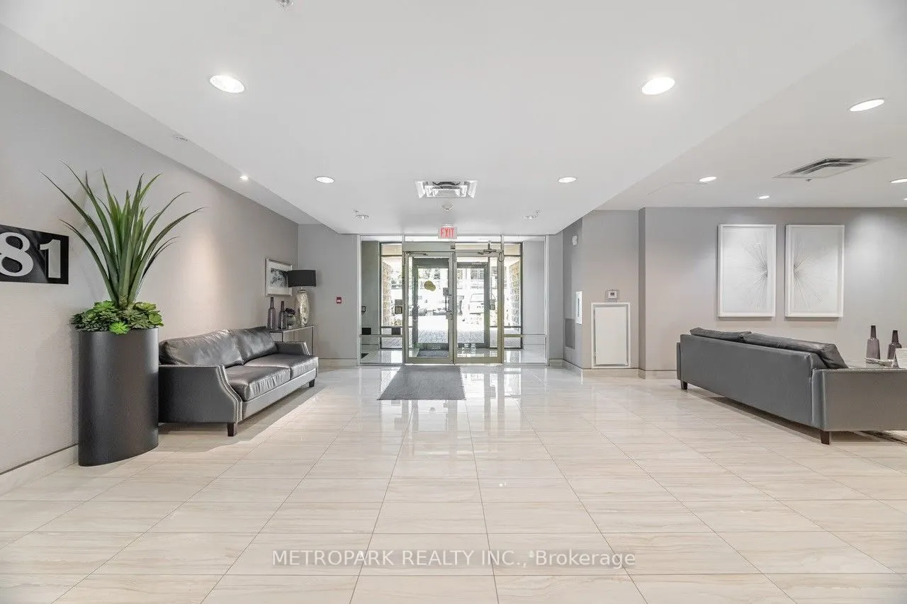 85 Robinson Street, #102