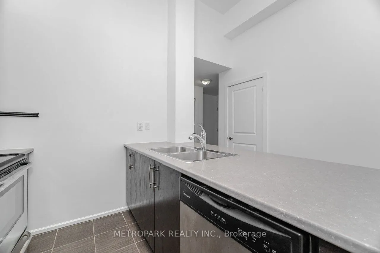 85 Robinson Street, #102