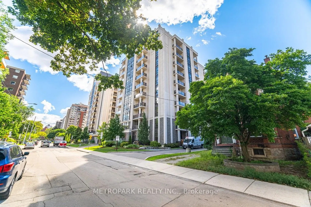 85 Robinson Street, #102