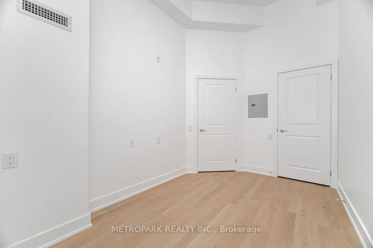 85 Robinson Street, #102