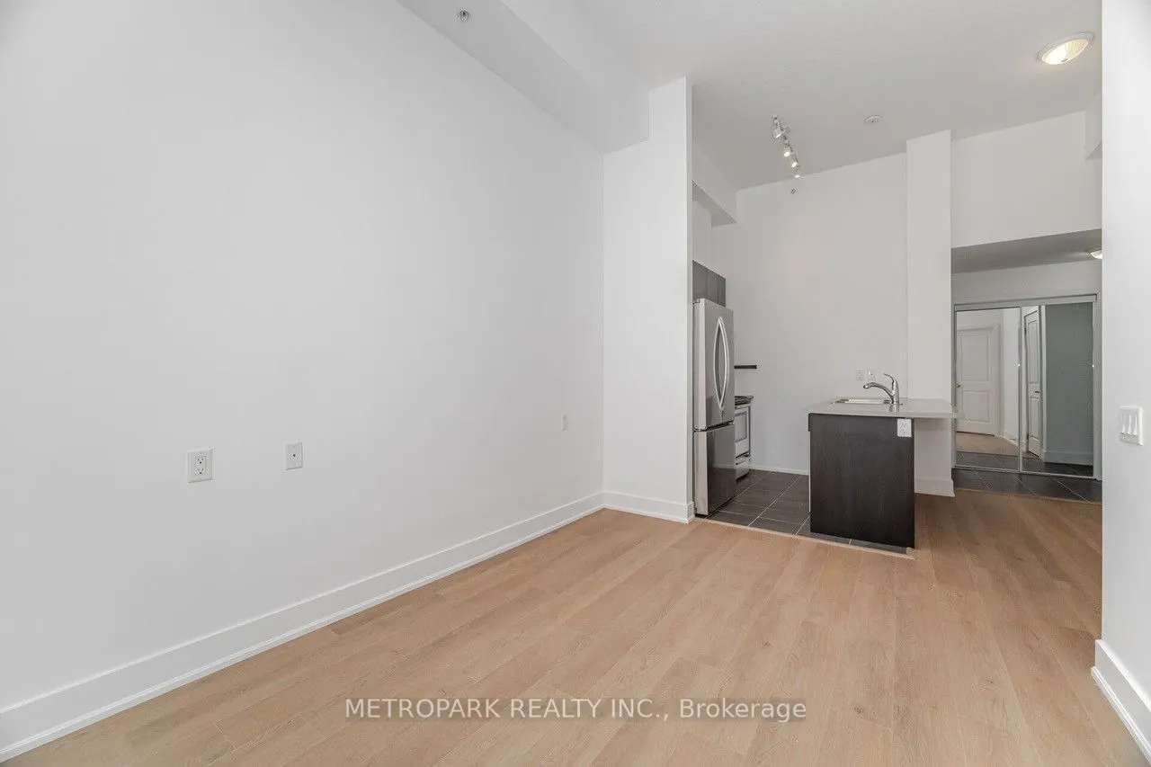 85 Robinson Street, #102