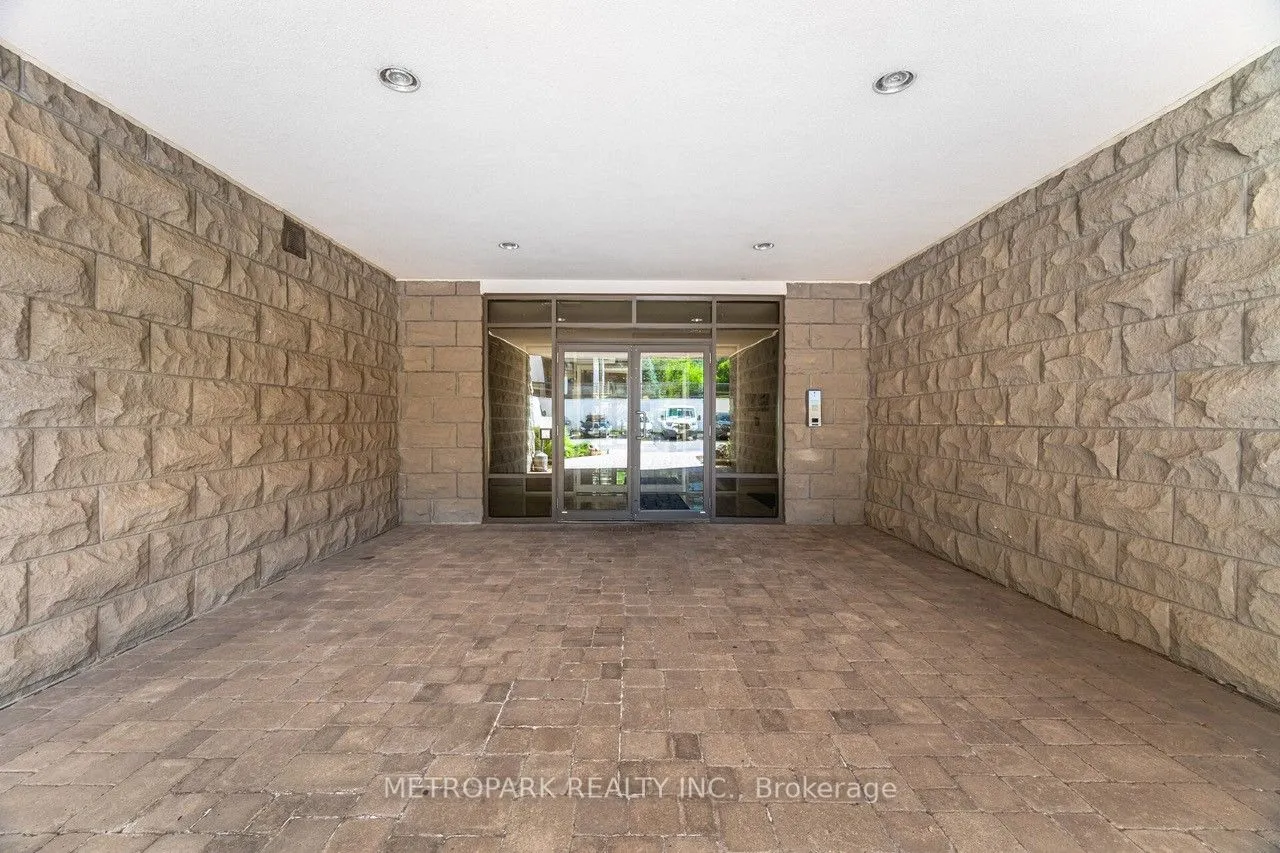 85 Robinson Street, #102
