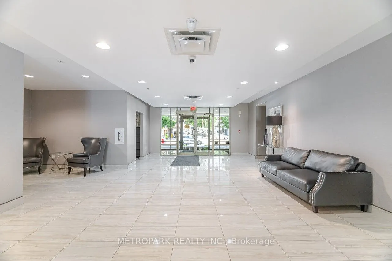 85 Robinson Street, #102