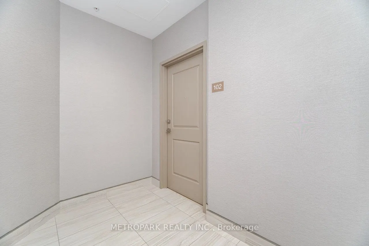 85 Robinson Street, #102