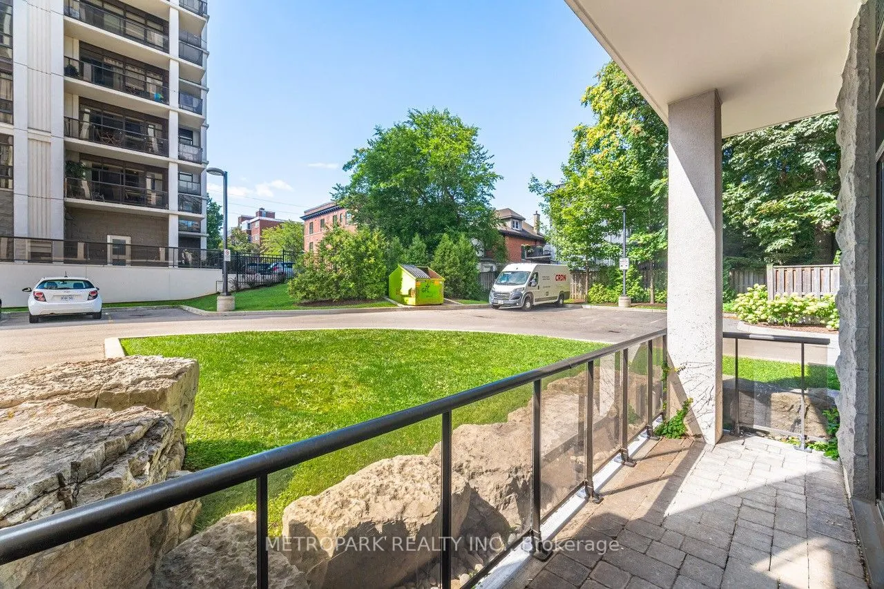85 Robinson Street, #102