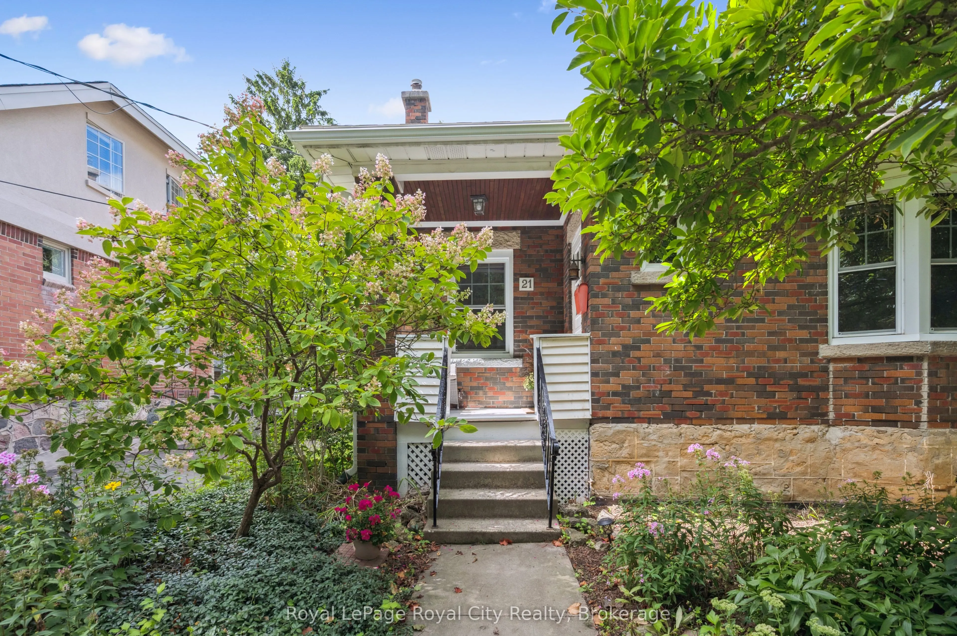 21 James Street W