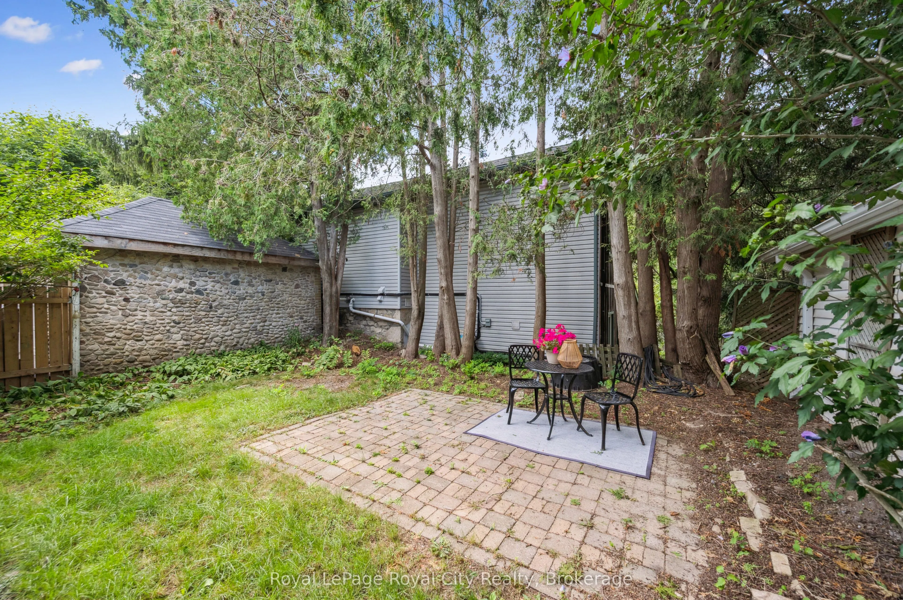 21 James Street W