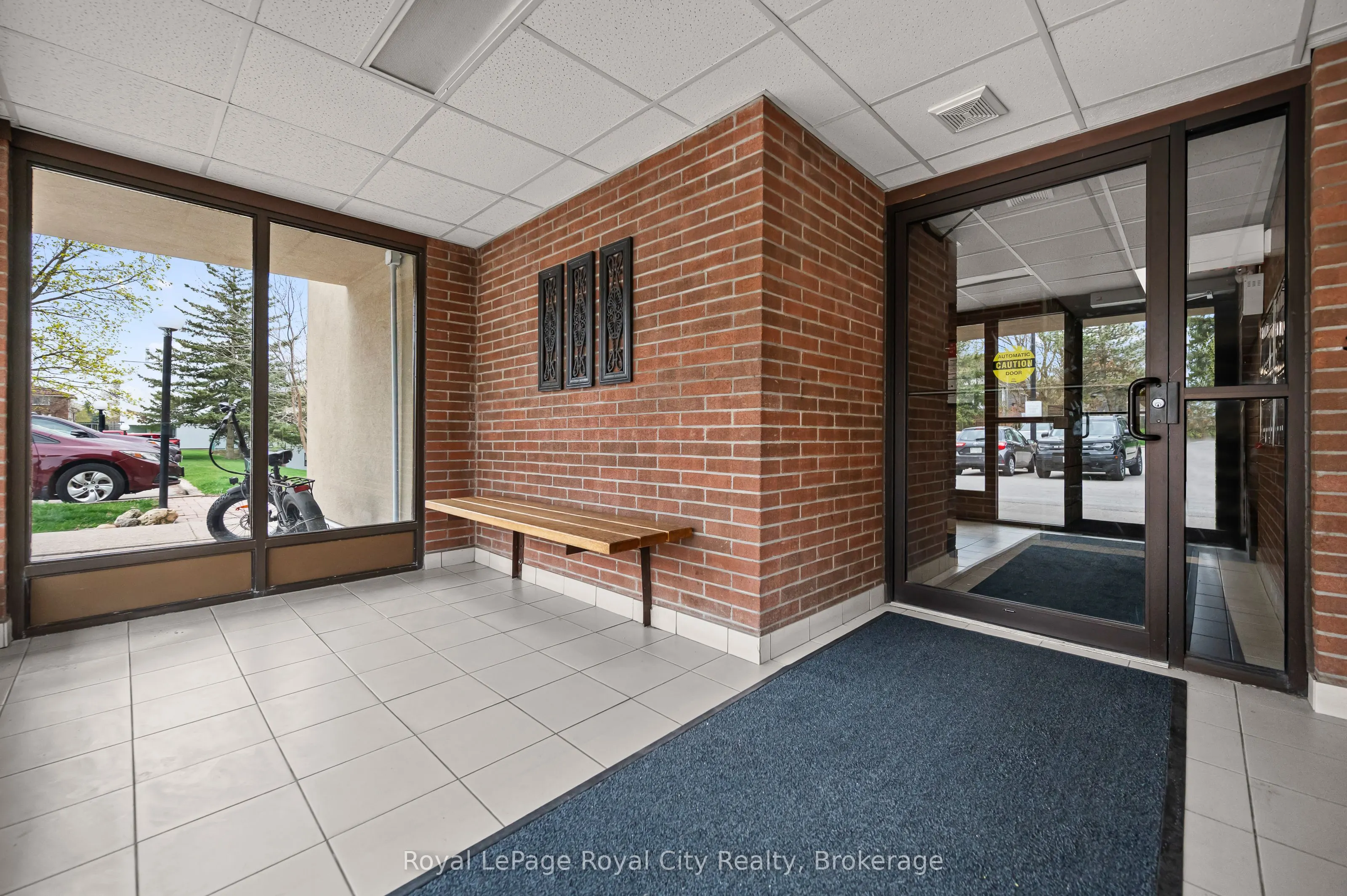75 Silvercreek Parkway N, #208