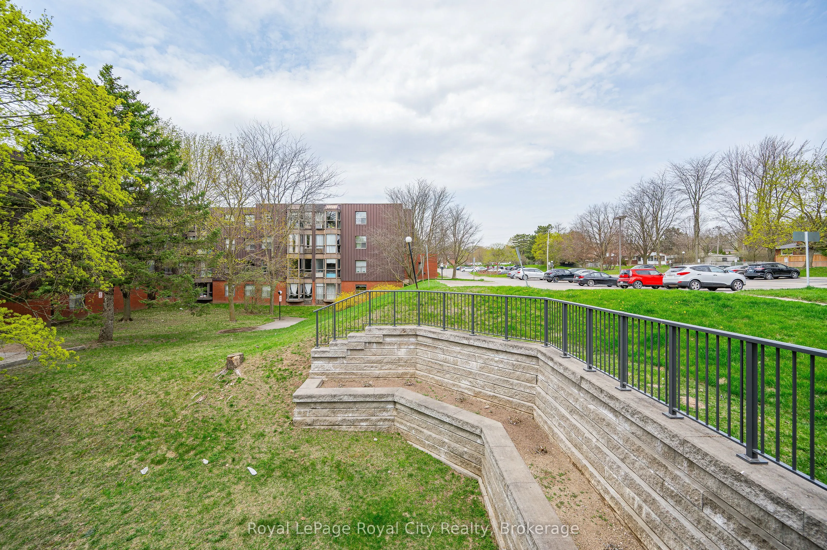 75 Silvercreek Parkway N, #208