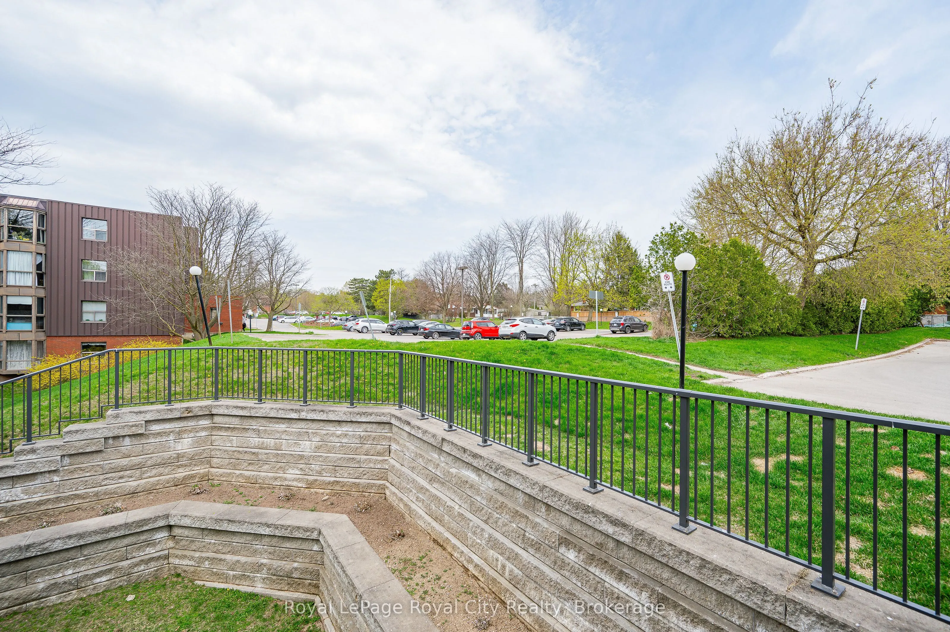 75 Silvercreek Parkway N, #208