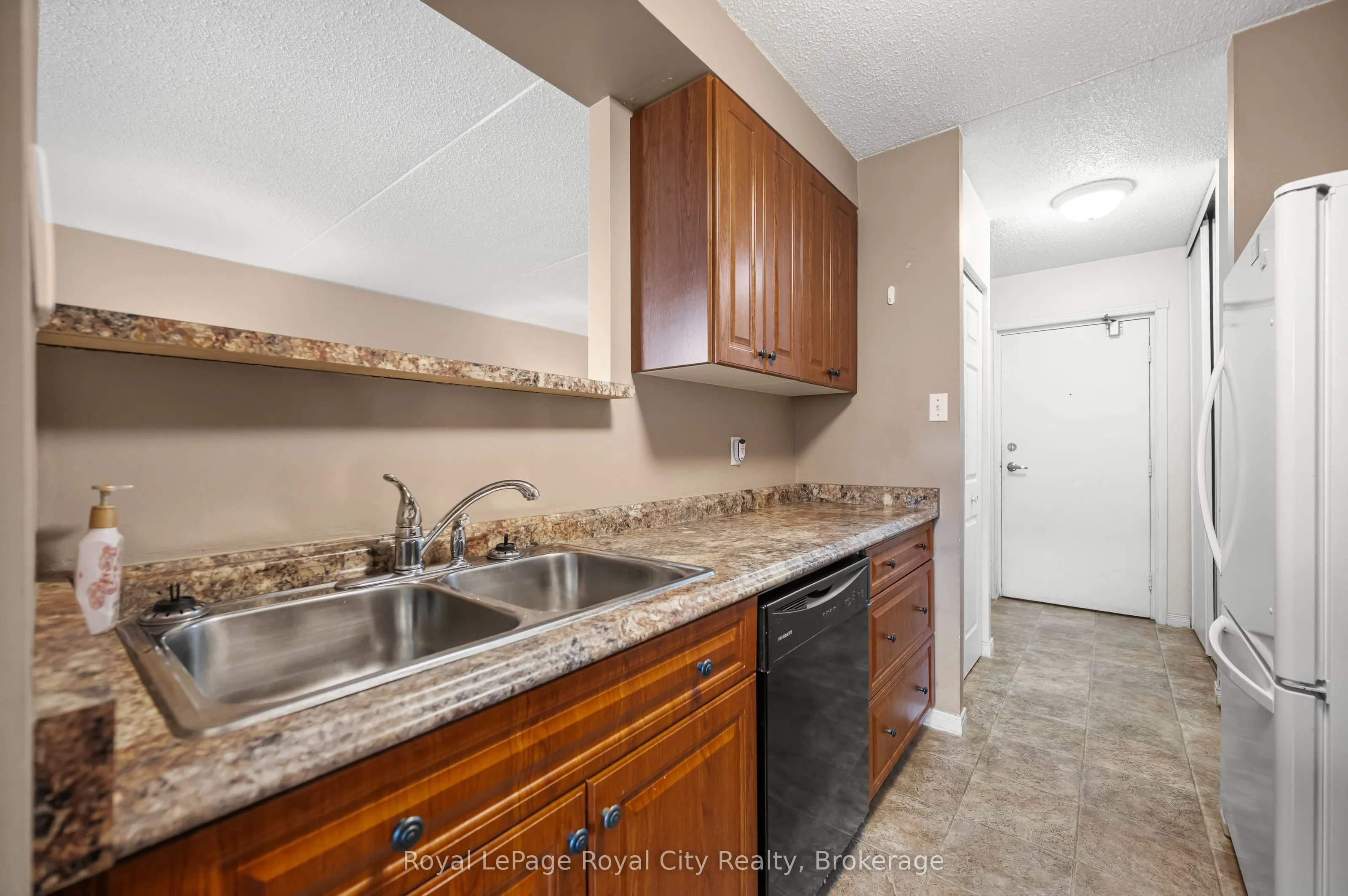 75 Silvercreek Parkway N, #208