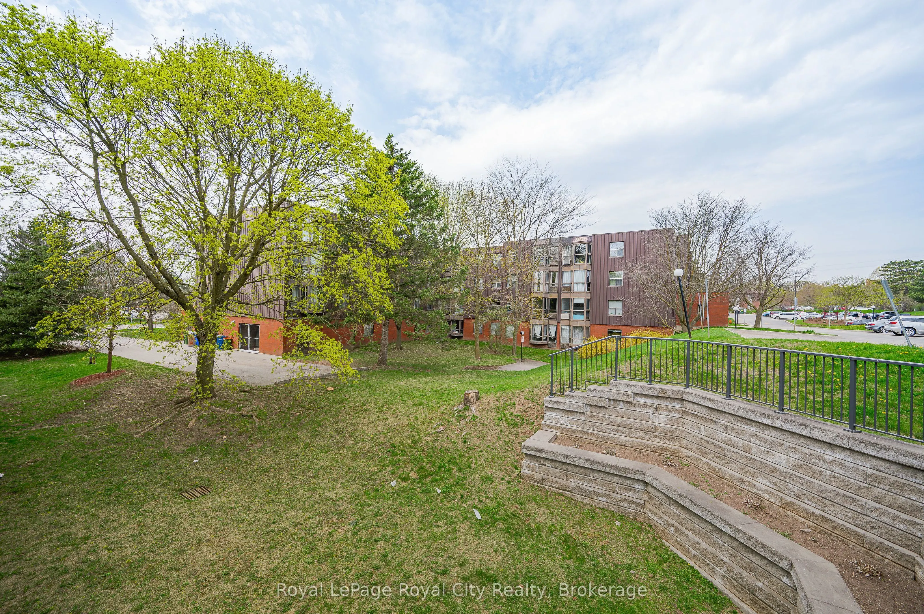 75 Silvercreek Parkway N, #208