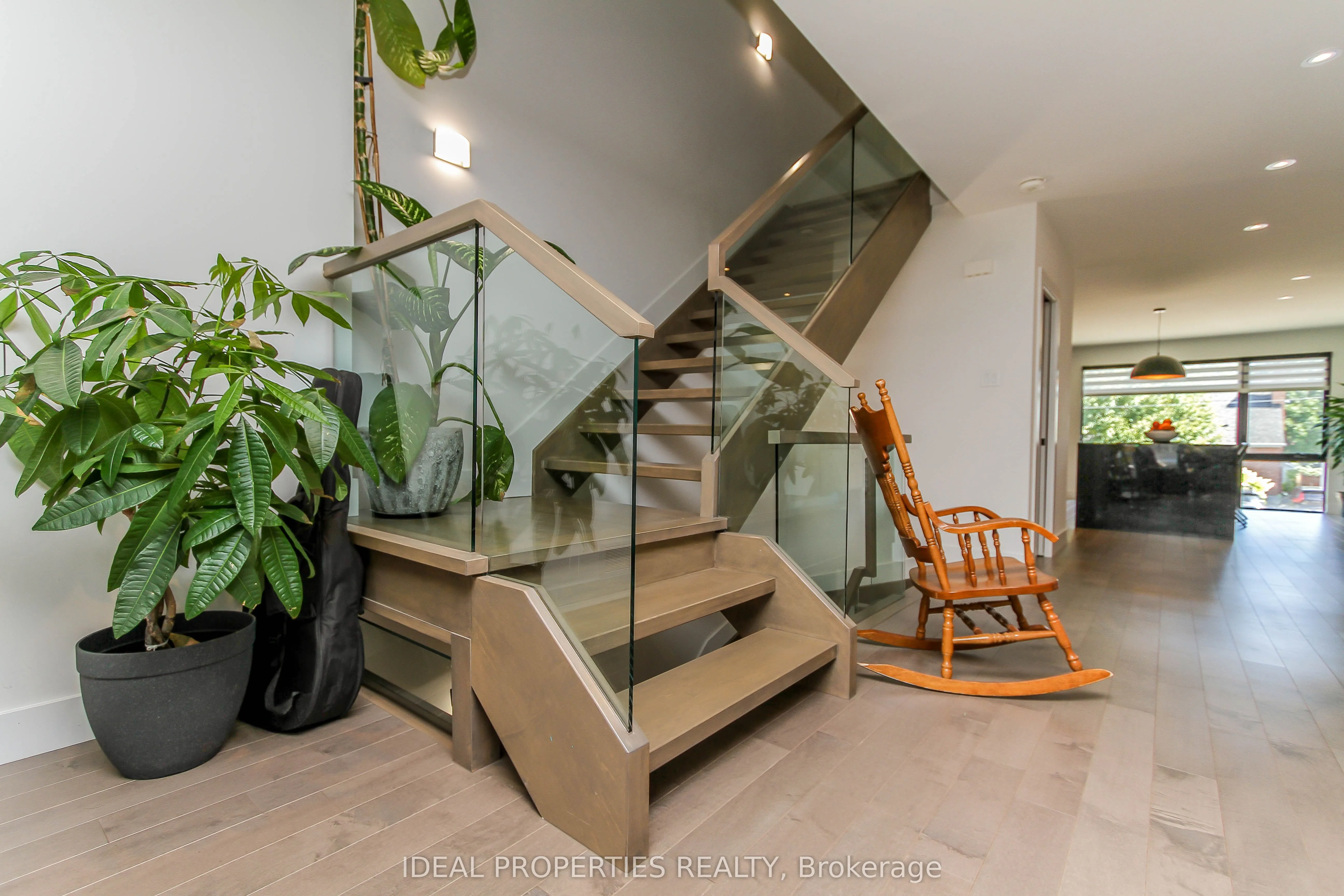 370B Roosevelt Avenue