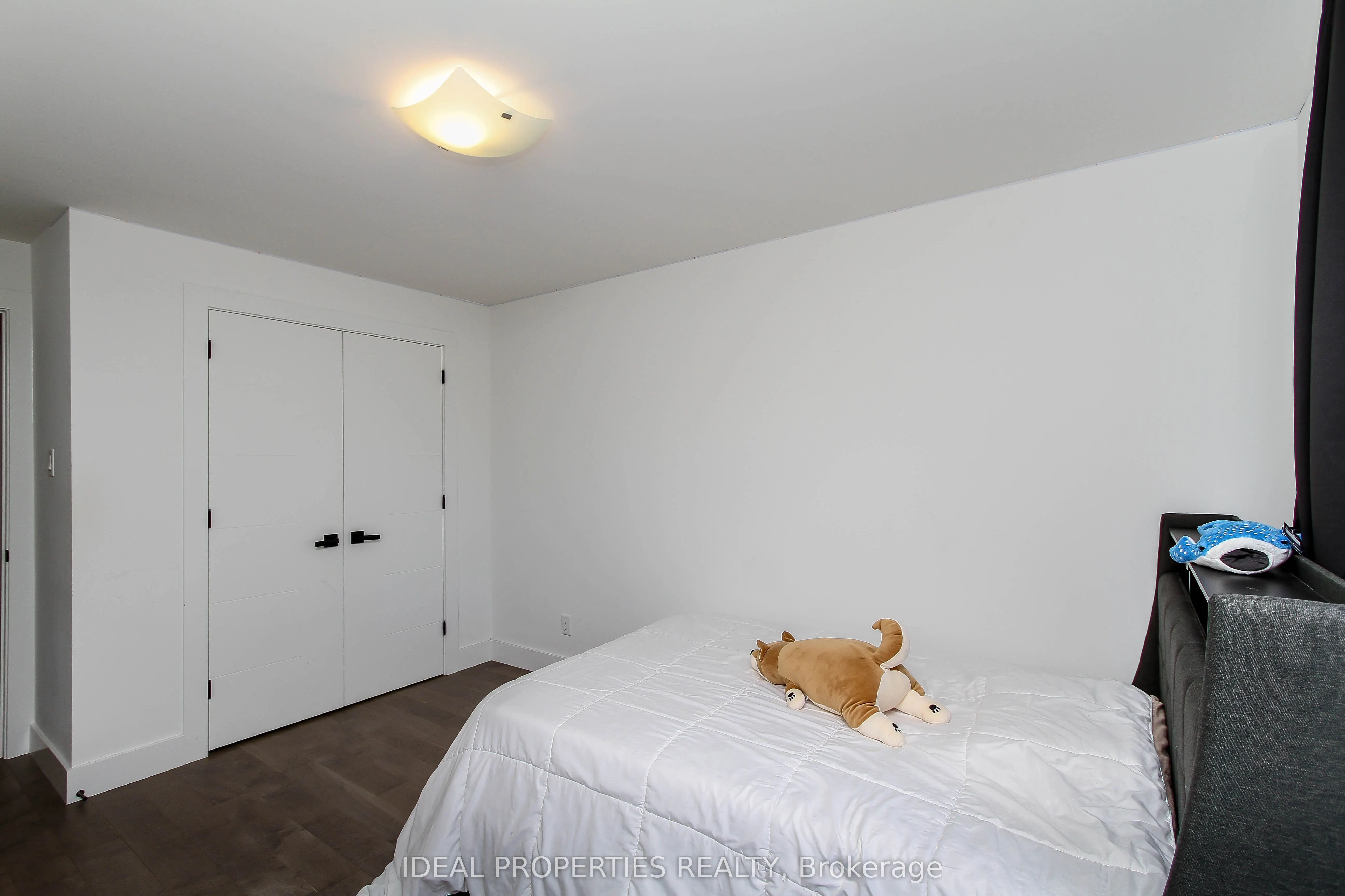 370B Roosevelt Avenue