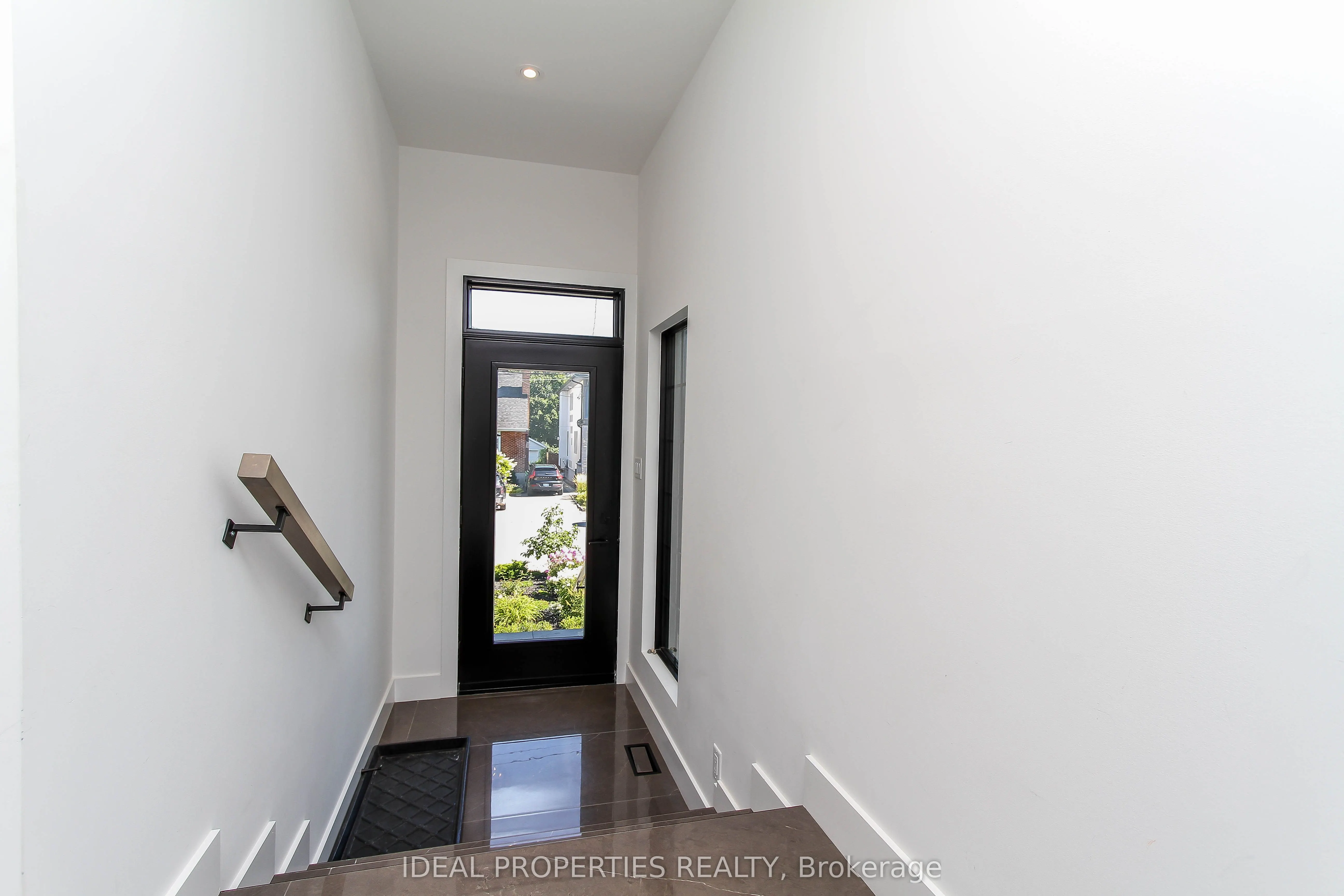 370B Roosevelt Avenue