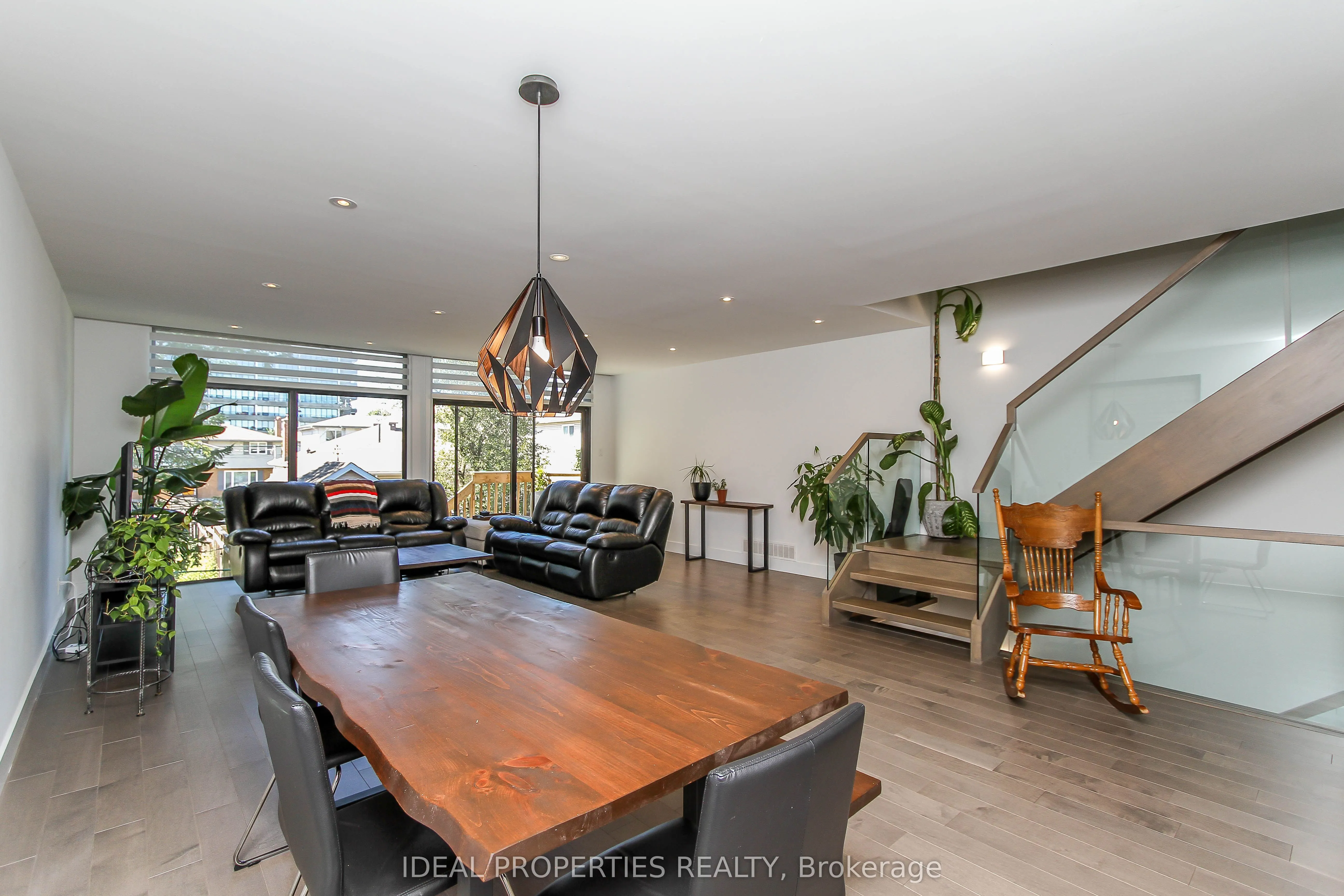 370B Roosevelt Avenue