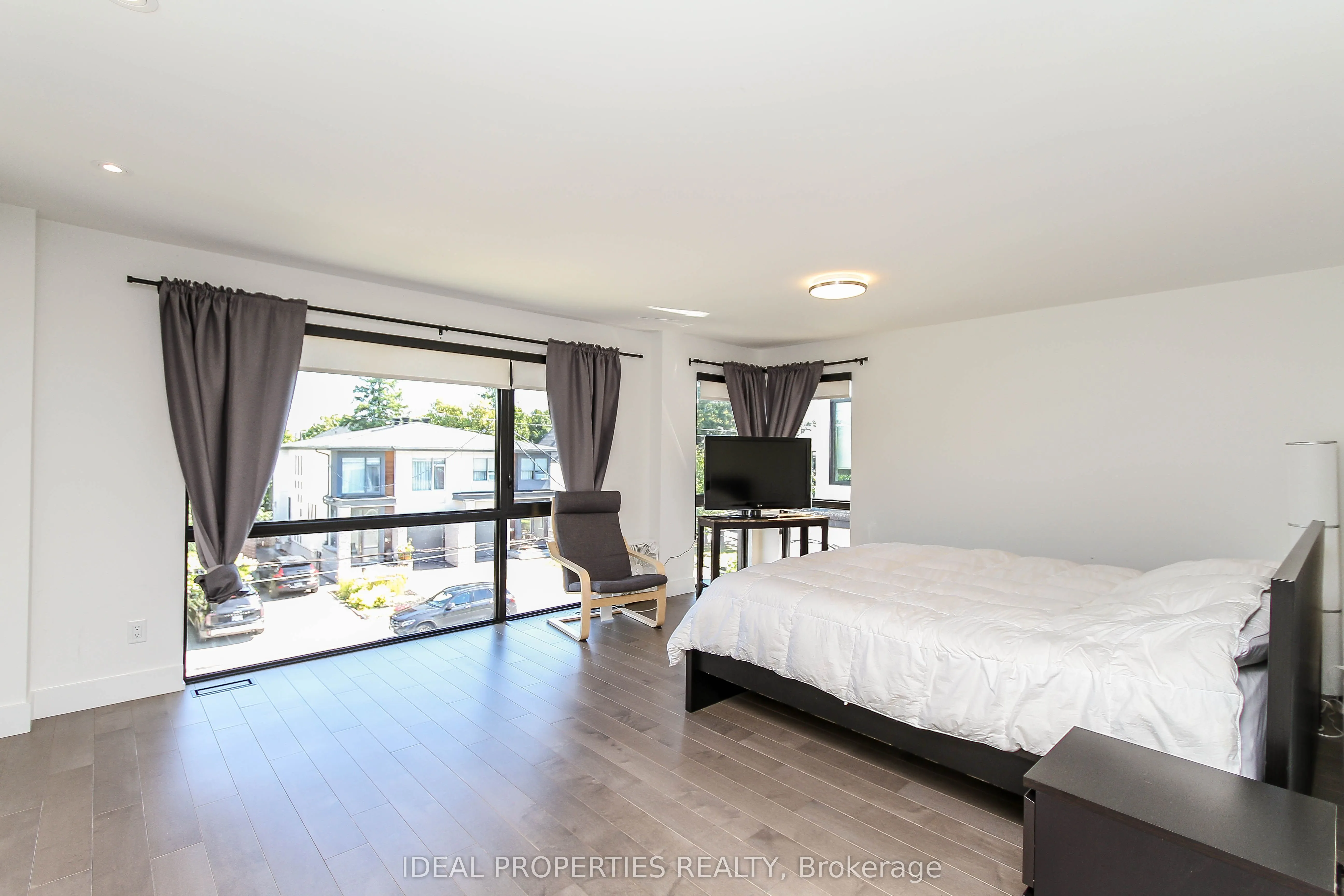 370B Roosevelt Avenue