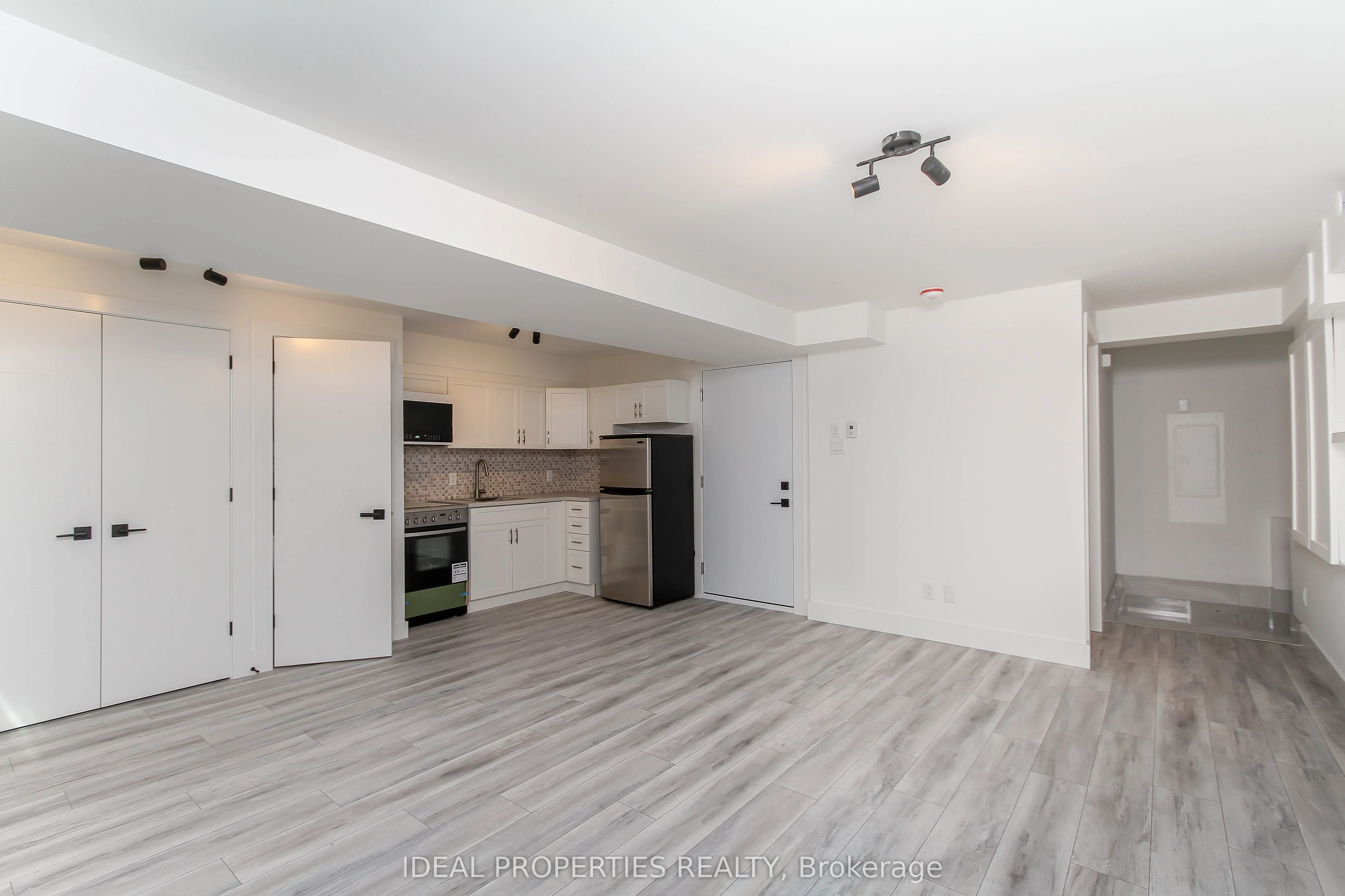 370B Roosevelt Avenue