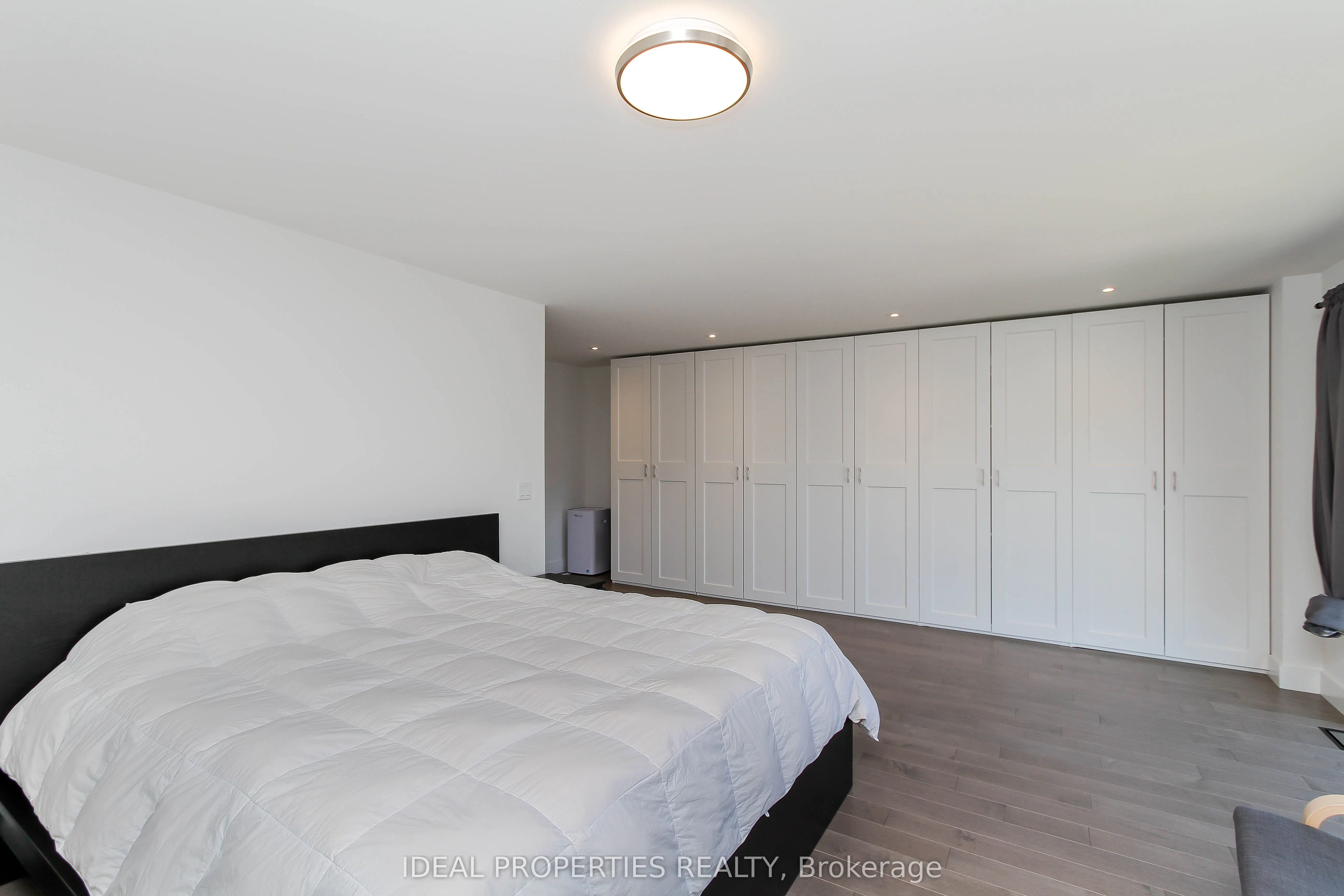 370B Roosevelt Avenue