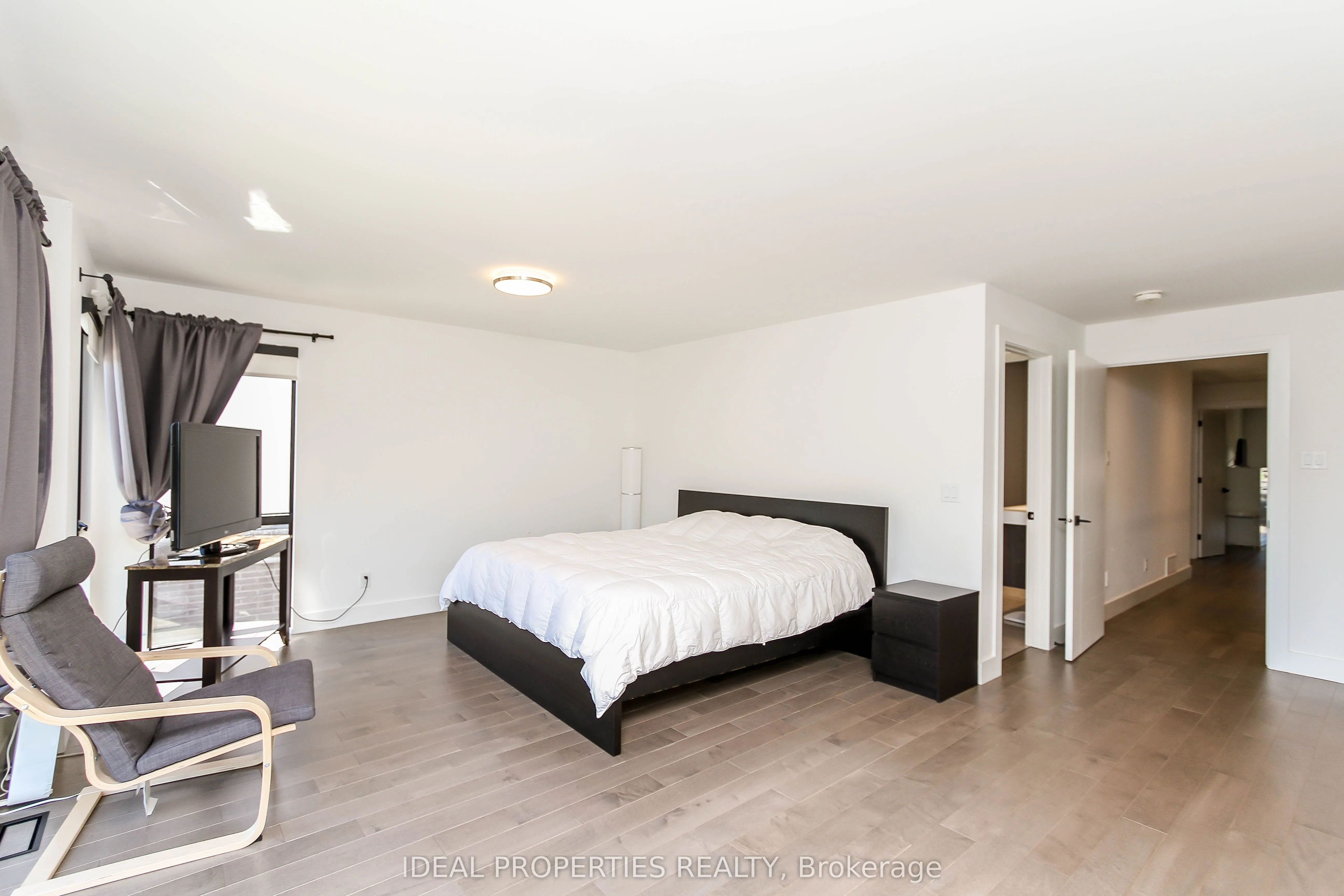 370B Roosevelt Avenue