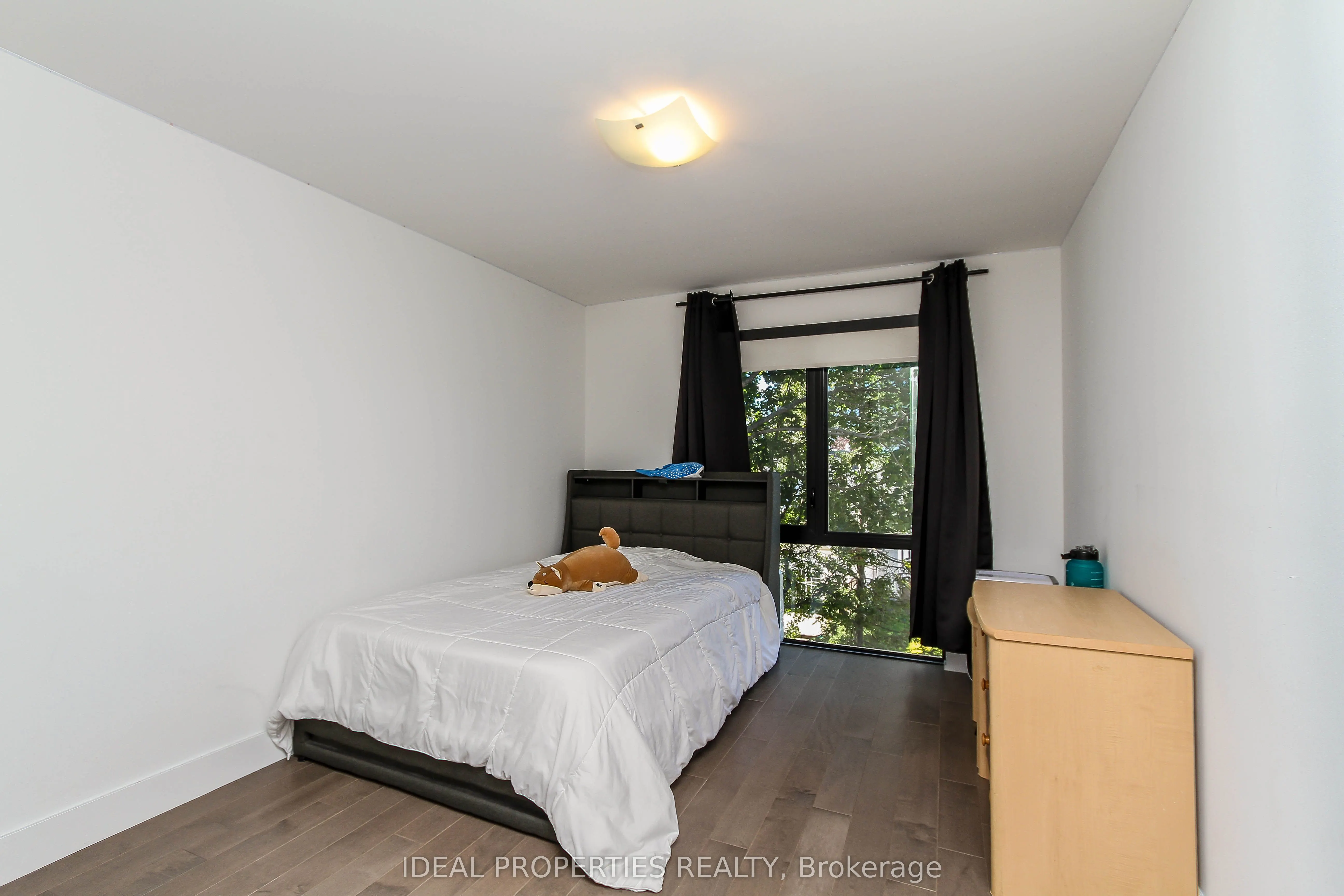 370B Roosevelt Avenue