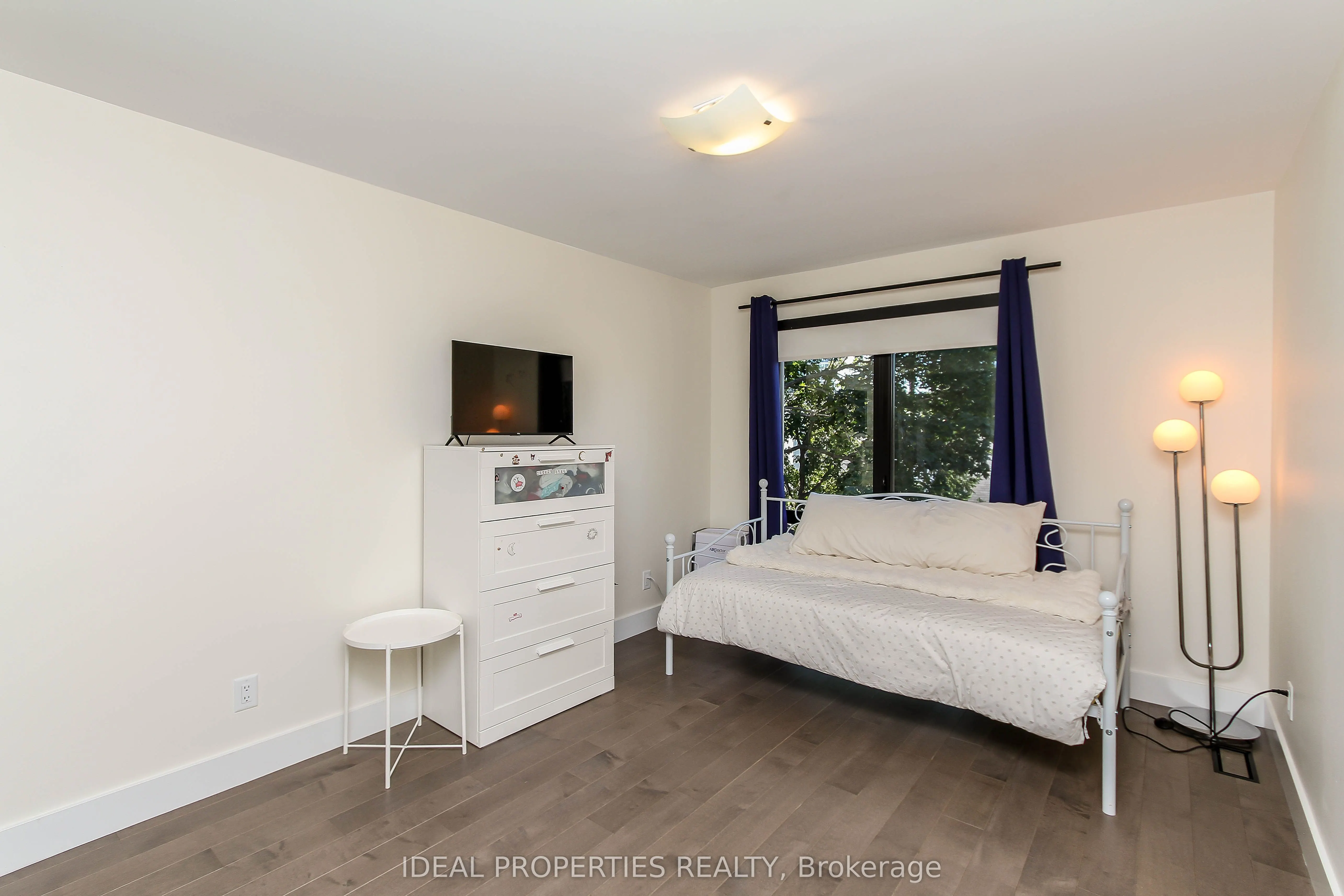 370B Roosevelt Avenue