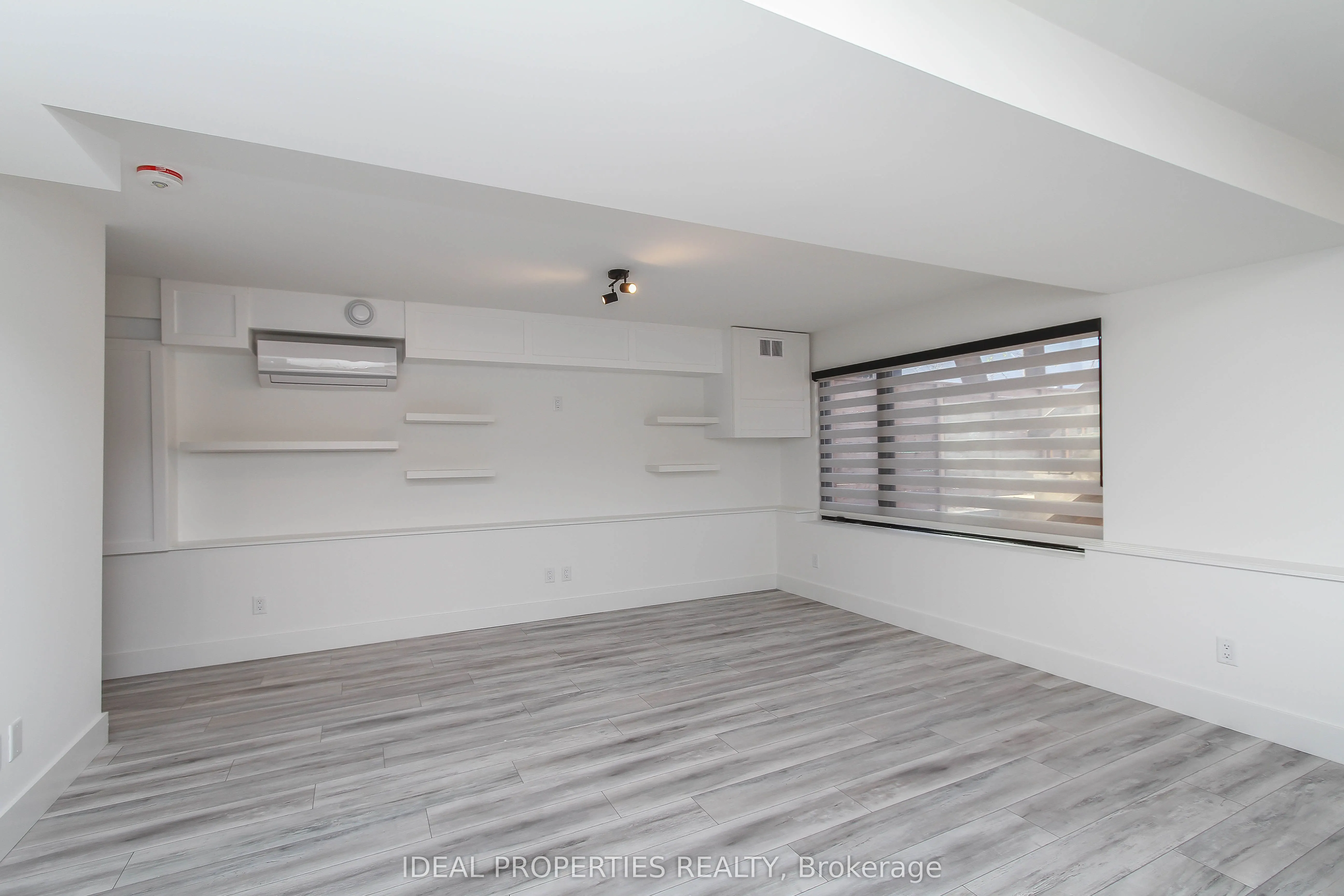 370B Roosevelt Avenue