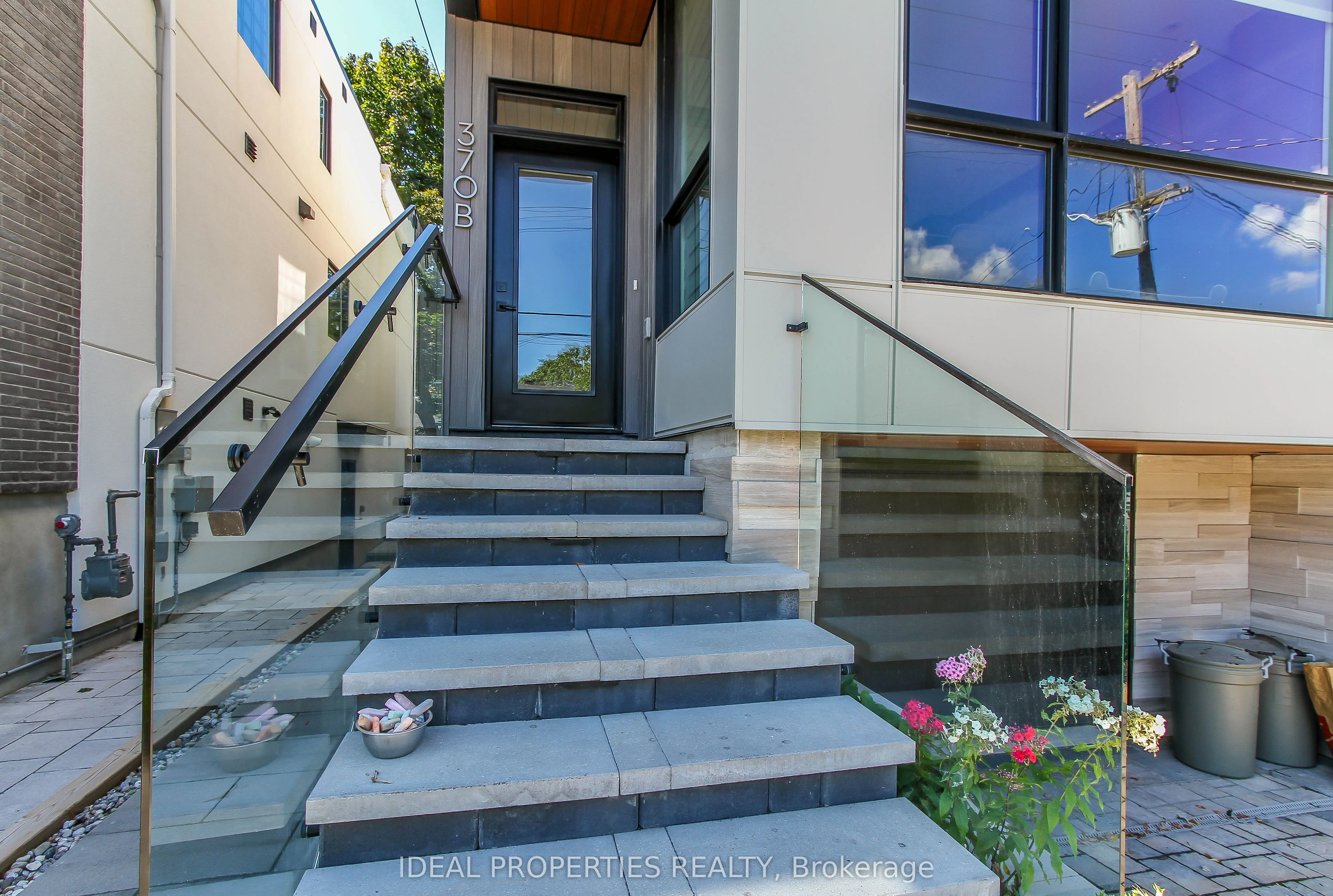 370B Roosevelt Avenue