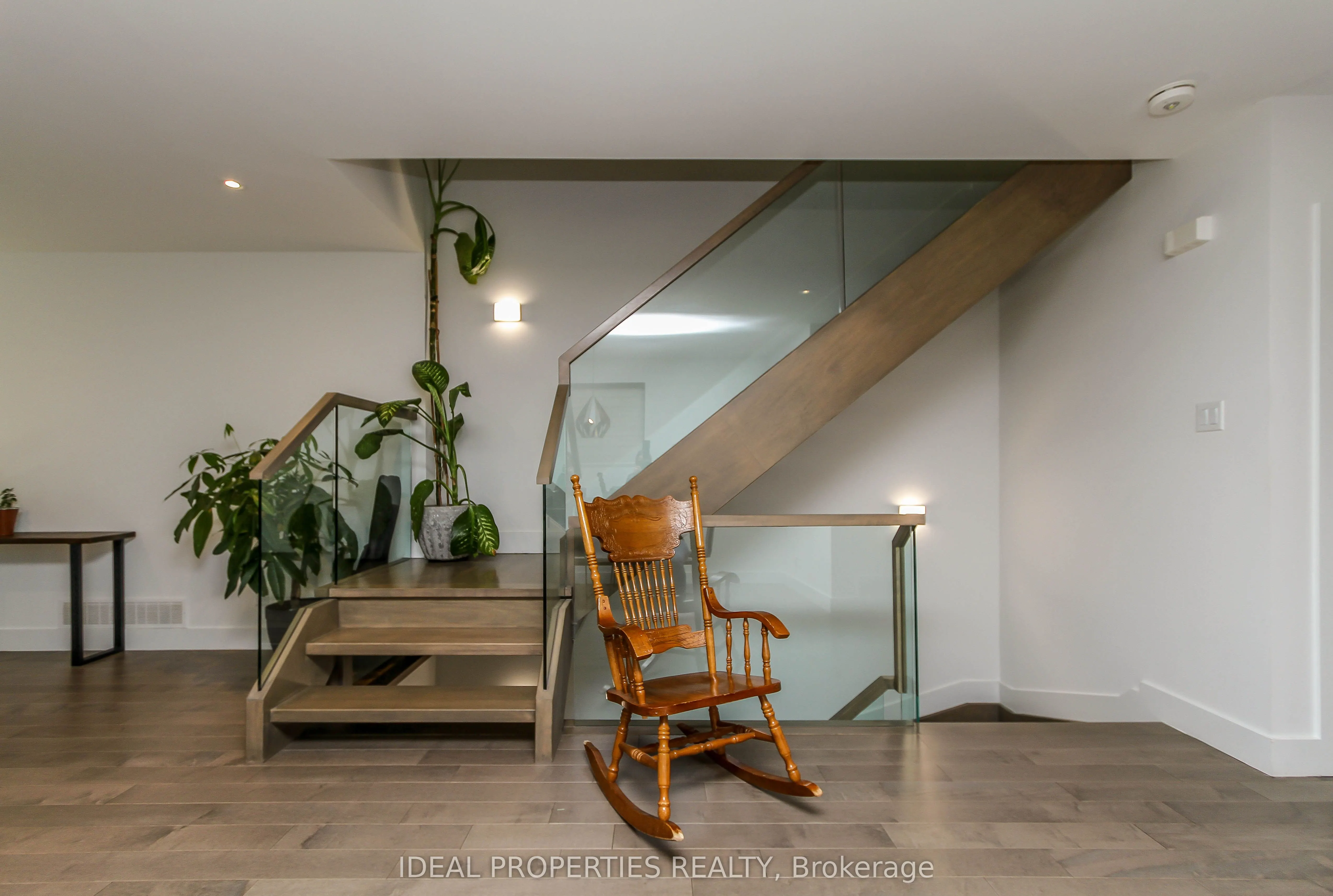 370B Roosevelt Avenue