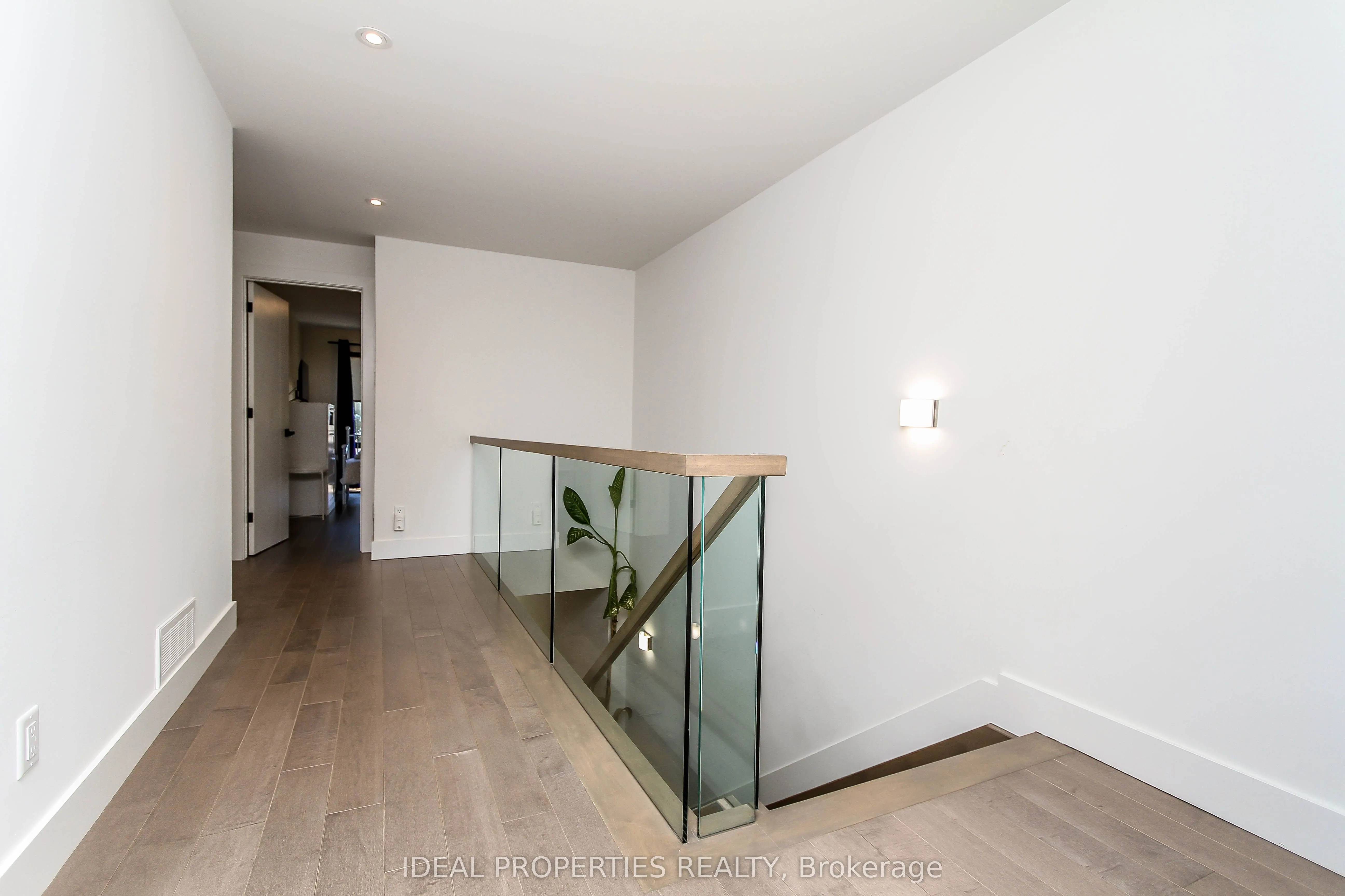 370B Roosevelt Avenue