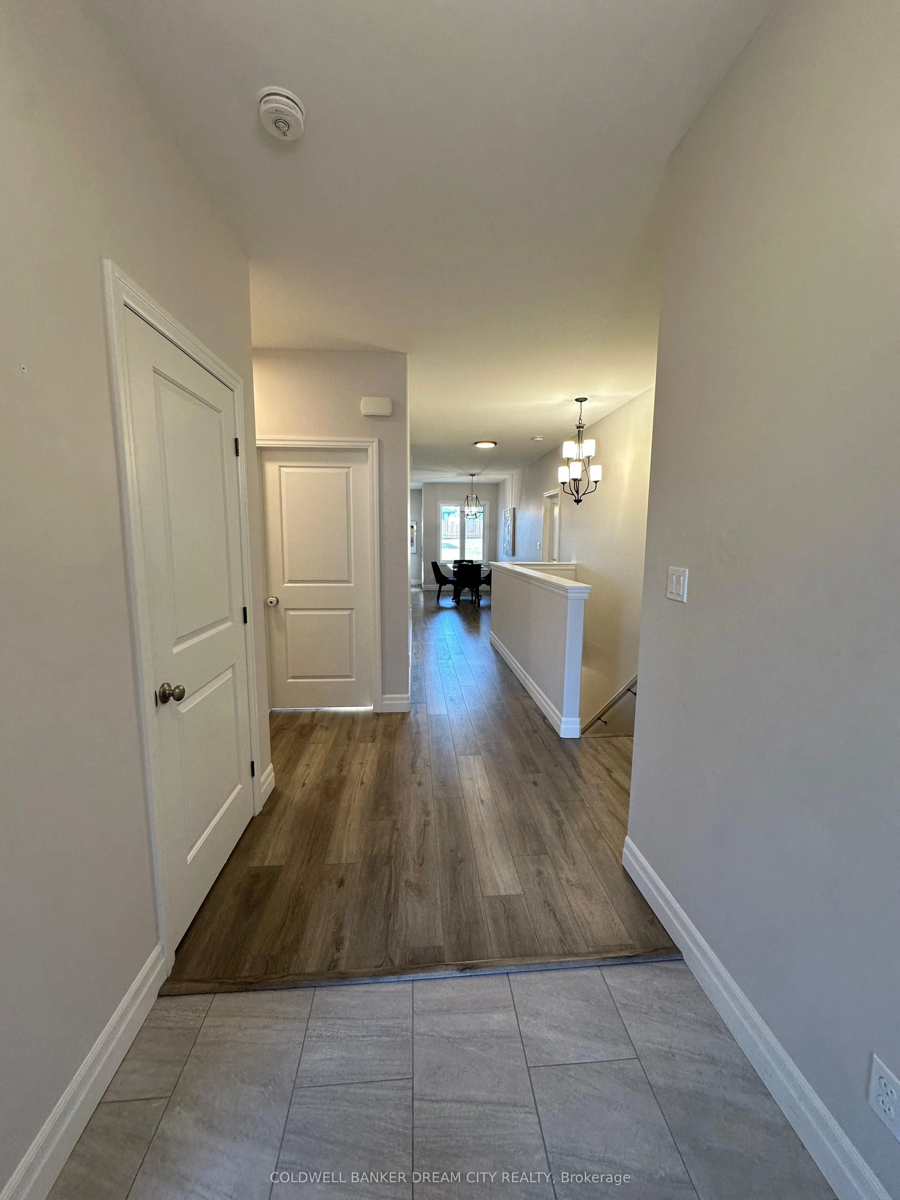 28 MATHEOS Crescent